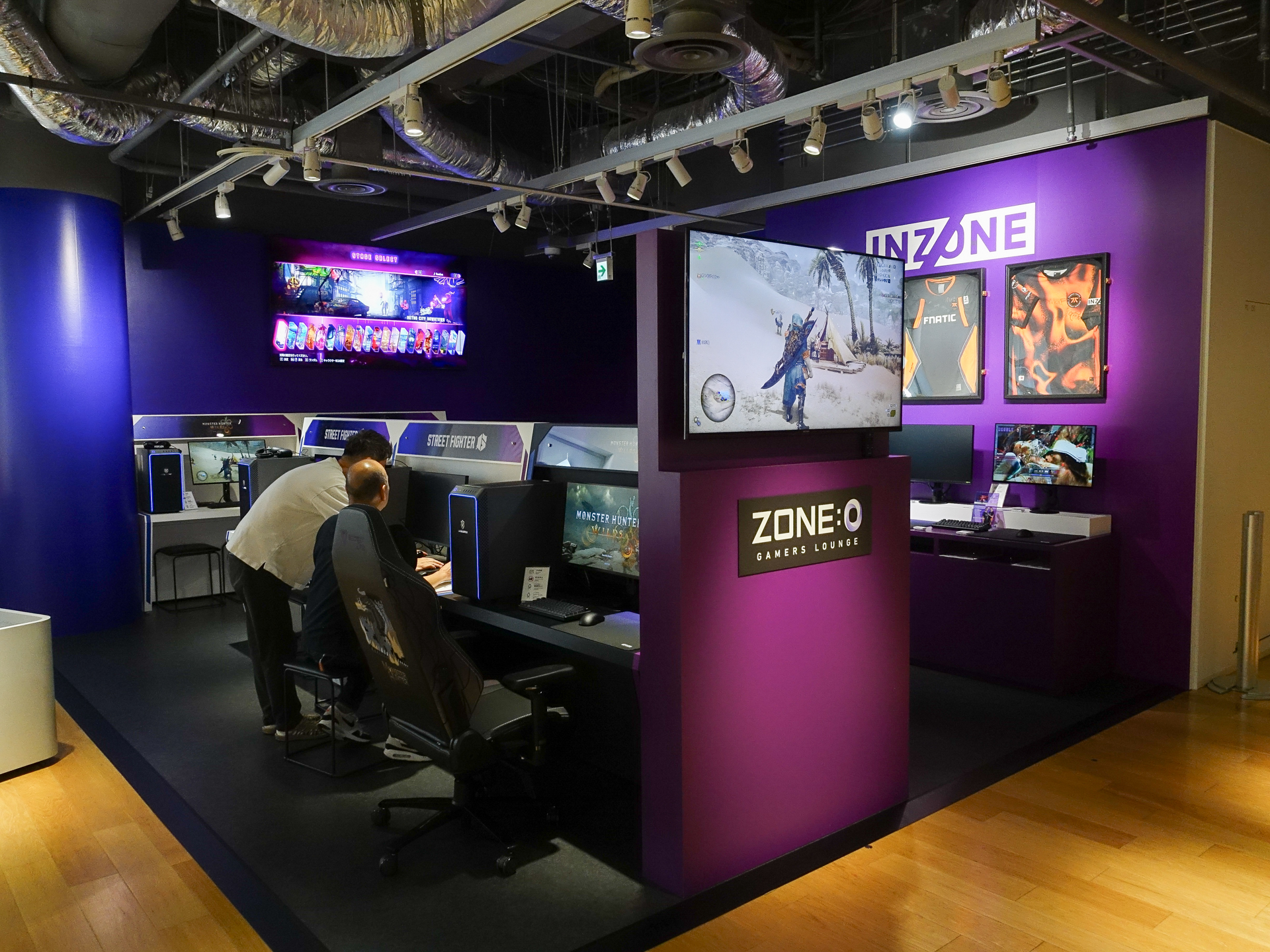INZONEのゲーミングモニターを設置している。8月20日（水）現在、モンスターハンターやストリートファイターがセッティングされていた