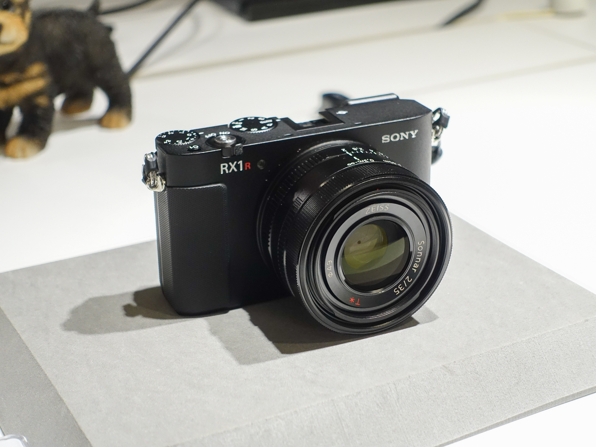 カメラ製品の最新モデルとなる「RX1R III」は、ストア入り口に一番近いところに展示されていた