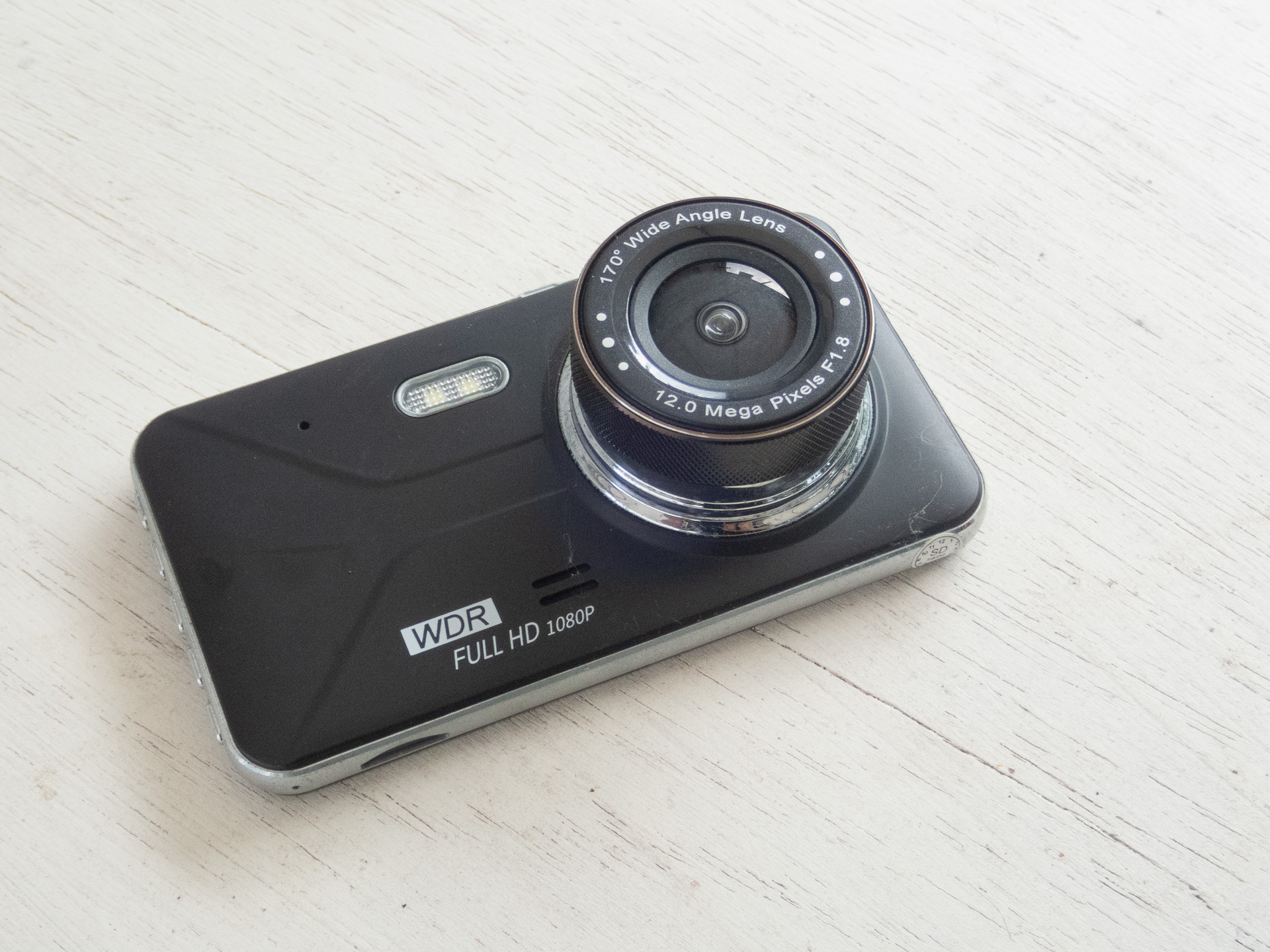 これまで使ってたドラレコ。コンデジ風のデザイン。なんだか古めかしく感じてしまう