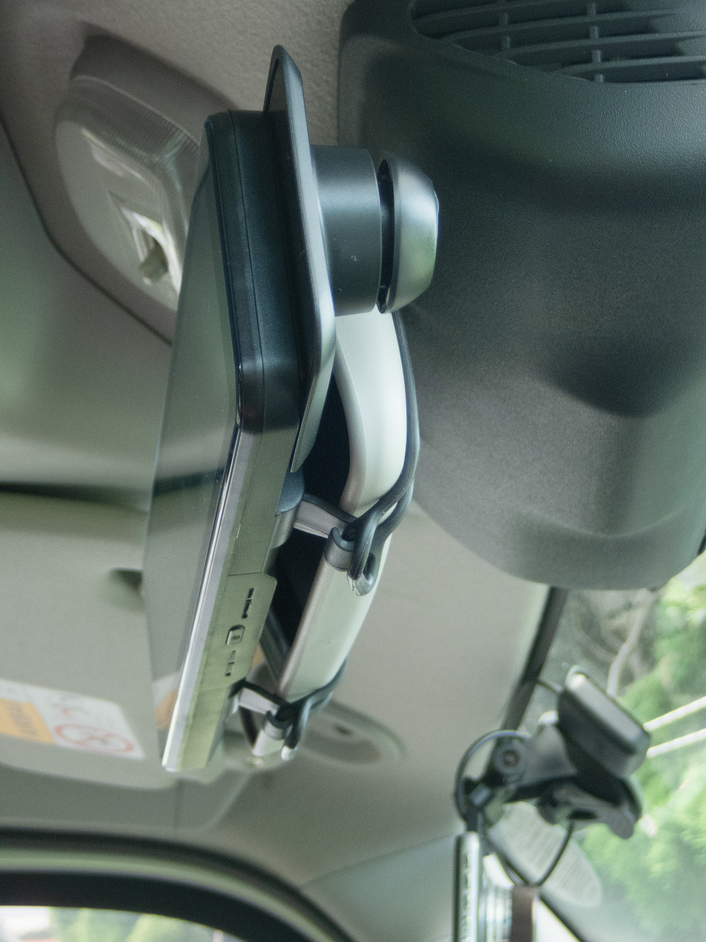 本体だけなら取り付け簡単。ルームミラーに被せるだけ