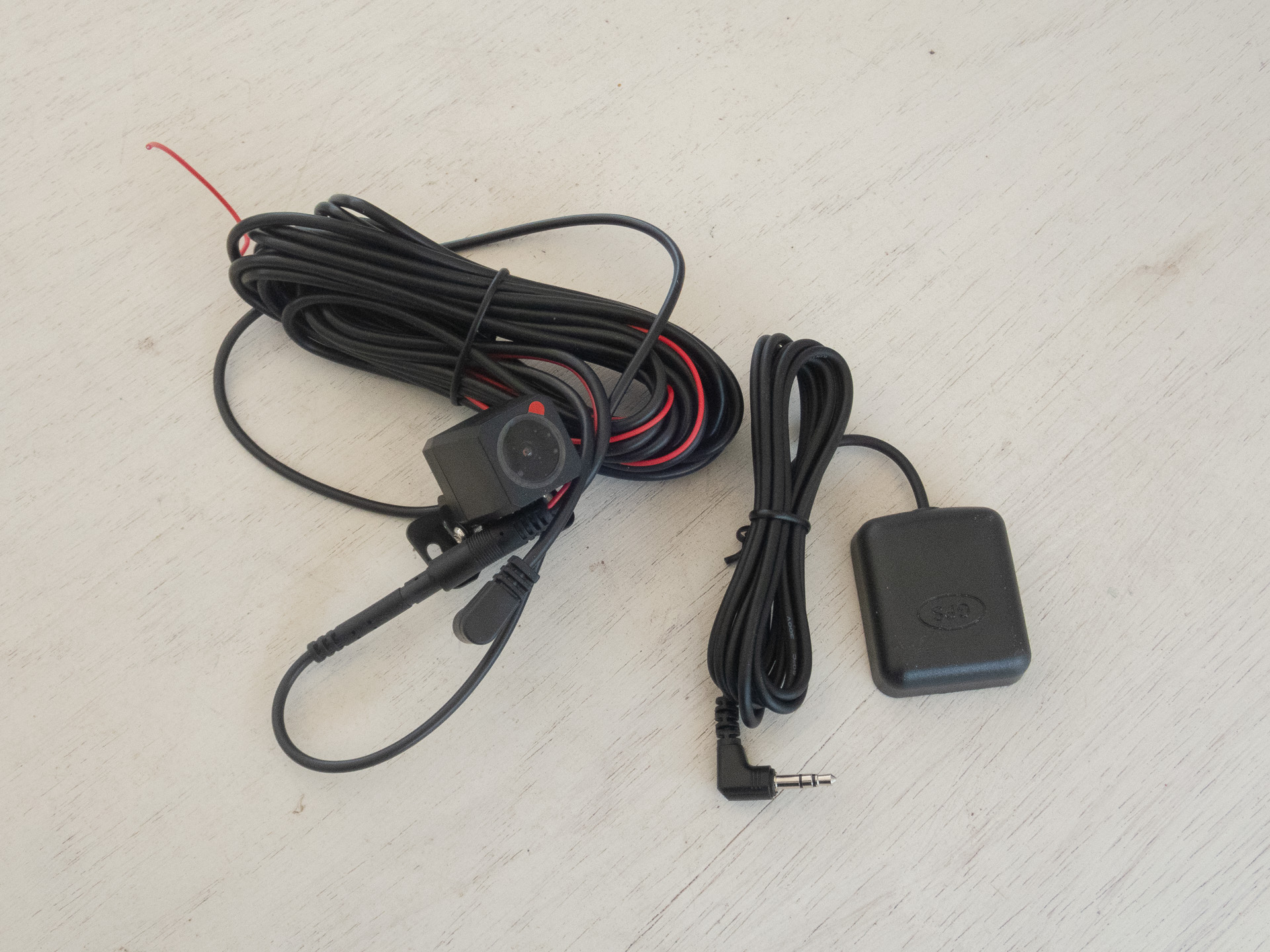 GPSとバックカメラ、ほかにmicroSDカードも付属