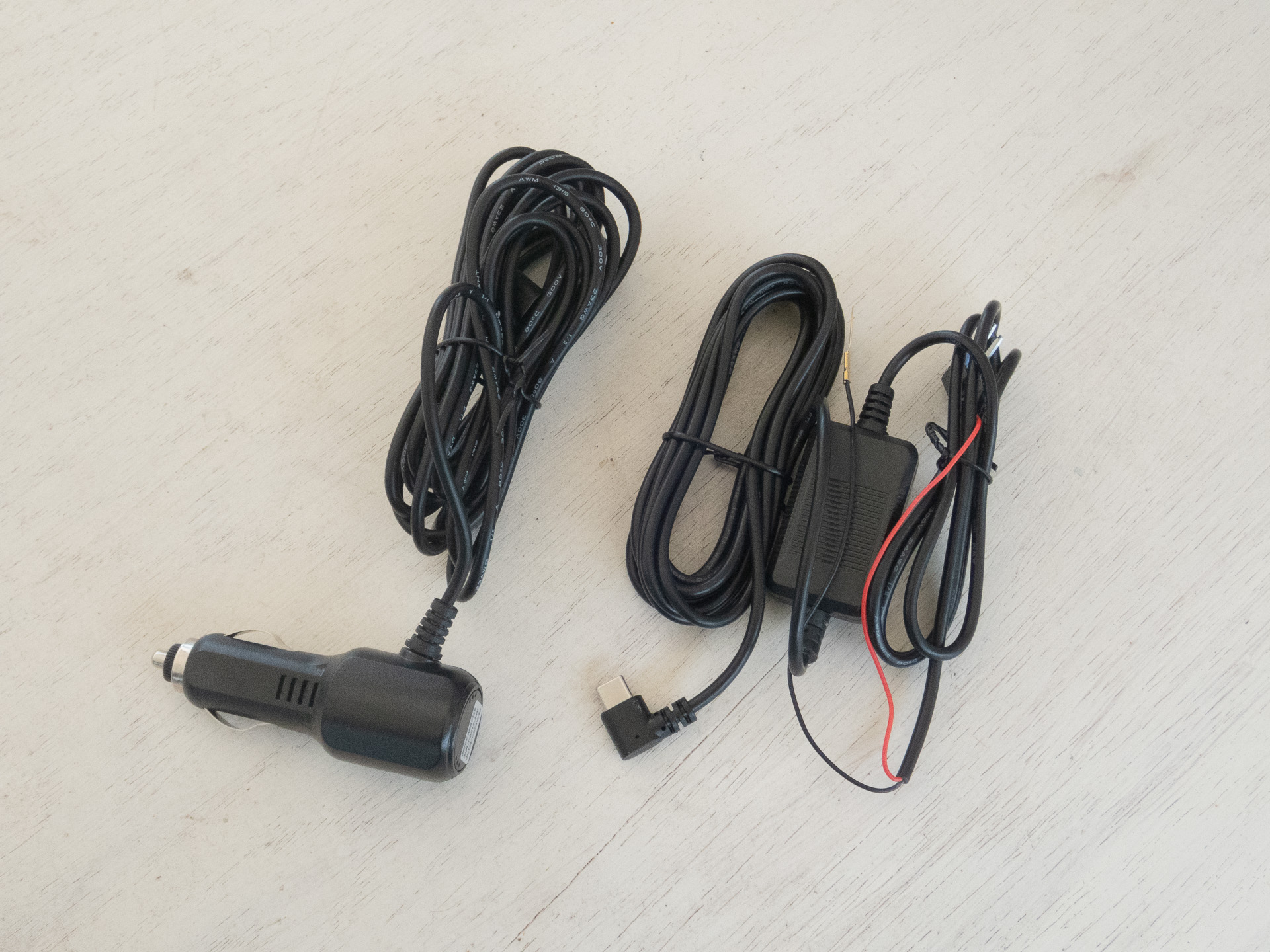 電源も2種類付属。使うのはどちらか一方。シガーアダプターの方で動作確認してから取り付けをするとよい