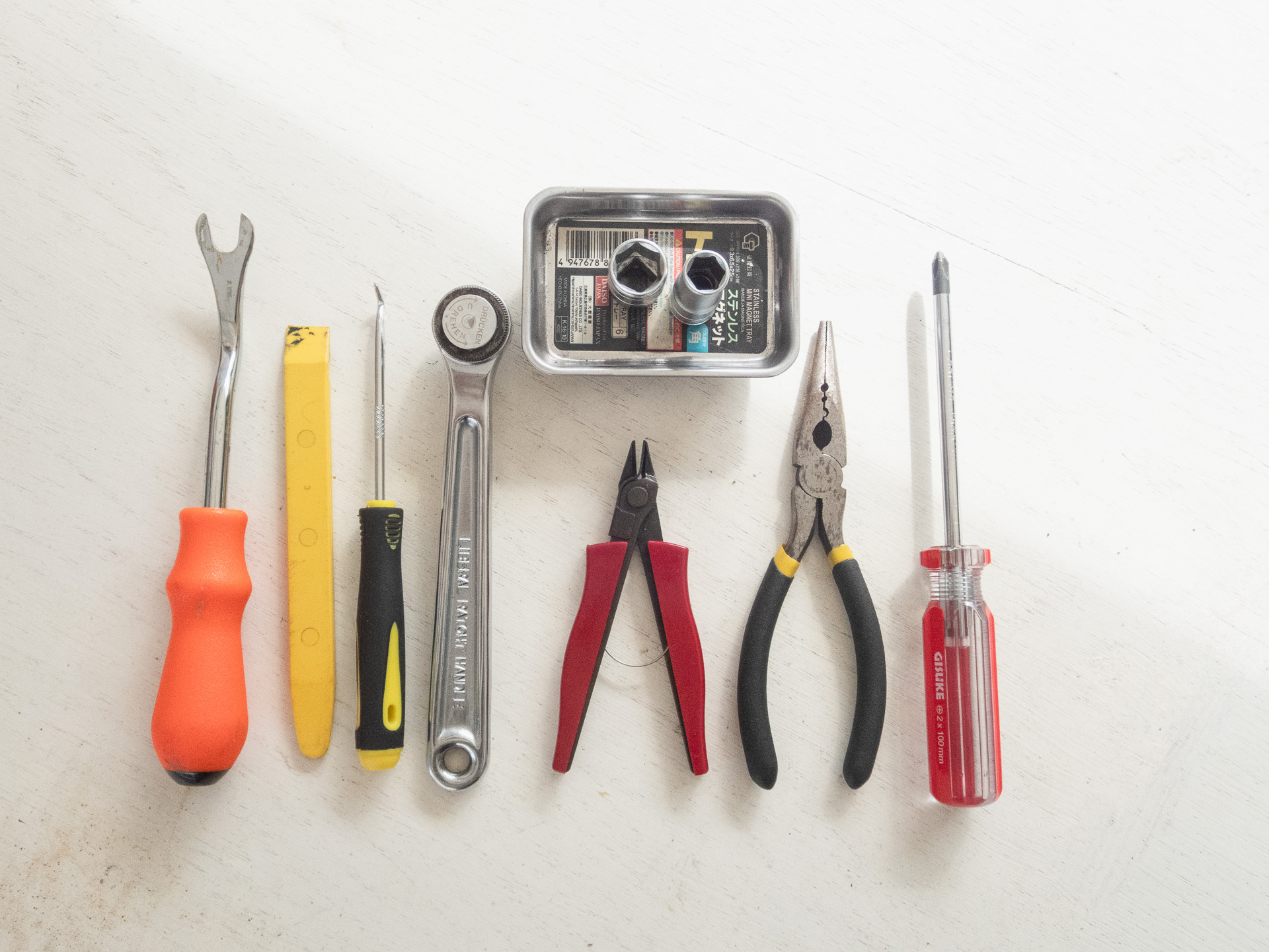 右から＋ドライバー、ラジオペンチ、ニッパー、ラチェットレンチ。左側の3本は内装外しのツール