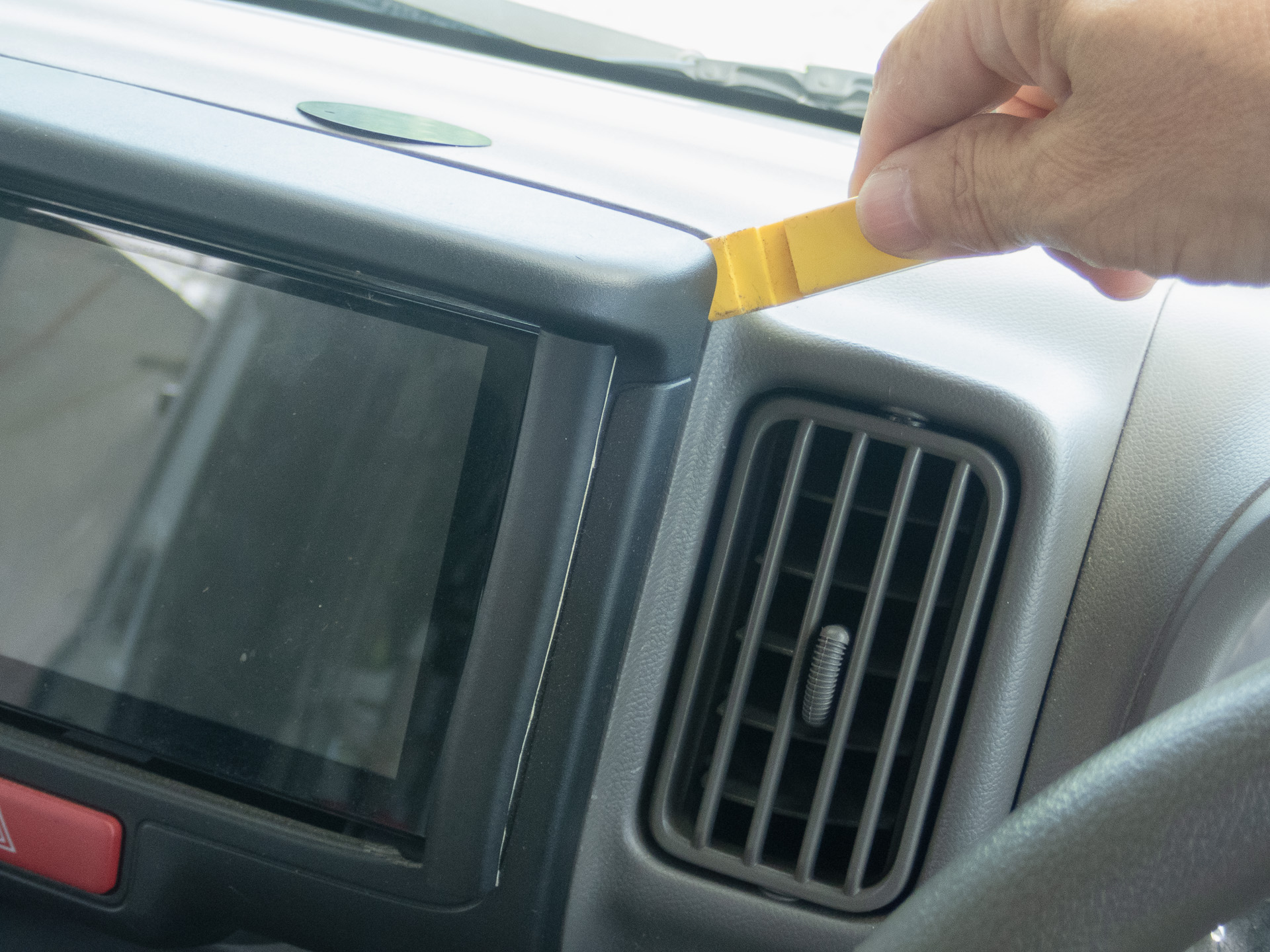 オーディオパネルの角を抉るとパネルが外れる。本来は下の角を抉るはずなのだが、上の角の方が外しやすい