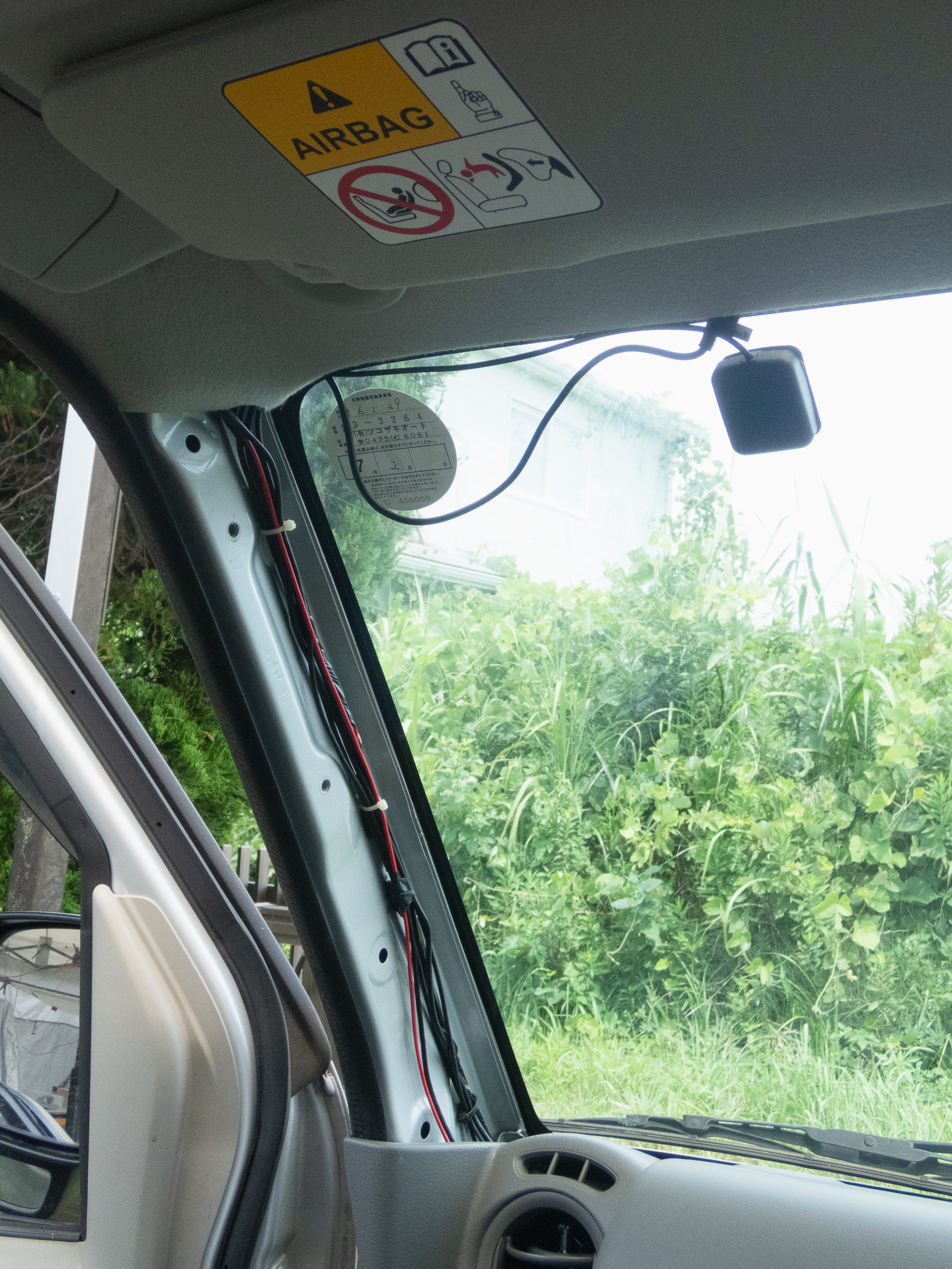 Aピラーのカバーが外れたらここに配線を通す。フロントガラス上部は内装の内側に配線を押し込む