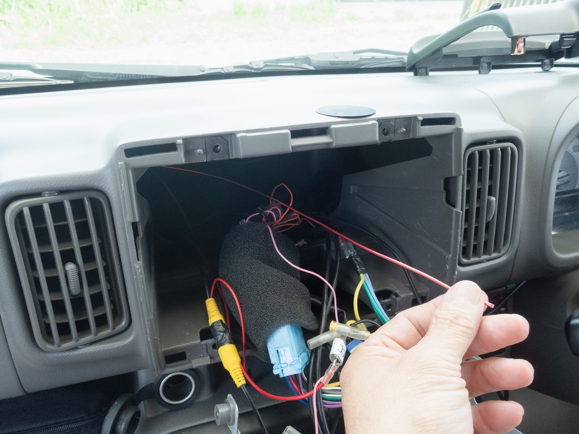 ダッシュボードの中を配線を通すのだが、アルミワイヤーを通してから、それに配線をテープで巻き付けて引っ張る