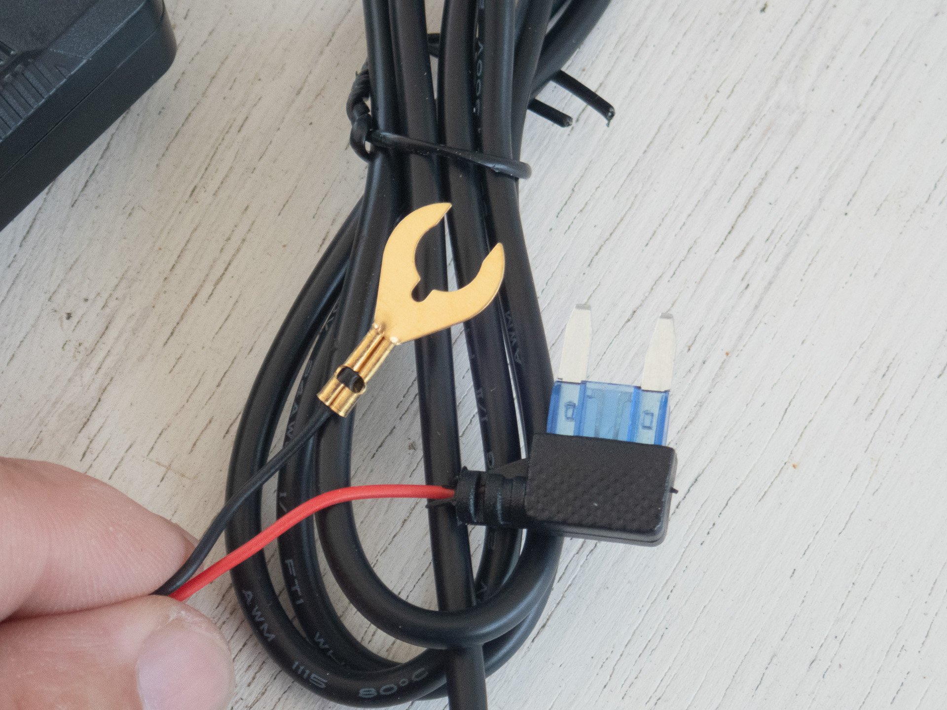 製品付属の電源では、ヒューズからの分岐で電源が取れるようになっている