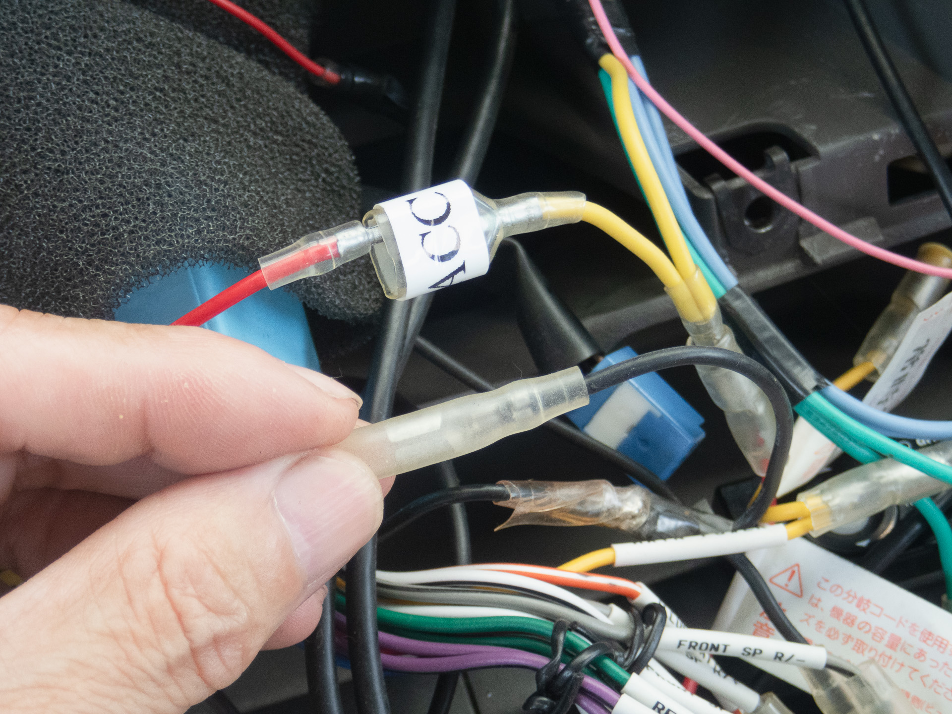 すでに、ACC電源とマイナス端子を用意してあるので、製品側の配線はカットしてここに繋いだ