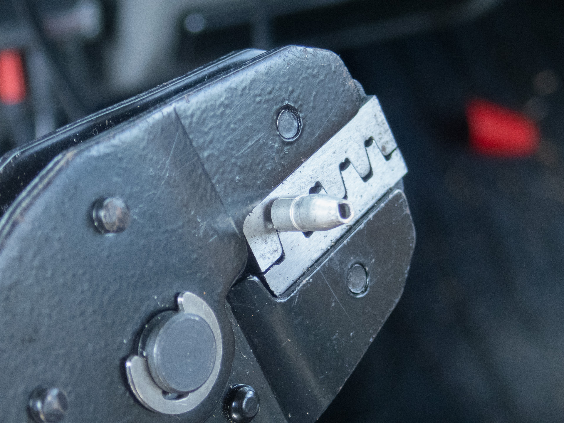 圧着工具を使って配線にギボシ端子を繋ぐ。ラジオペンチでも作業可能だが、失敗も多く時間がかかる