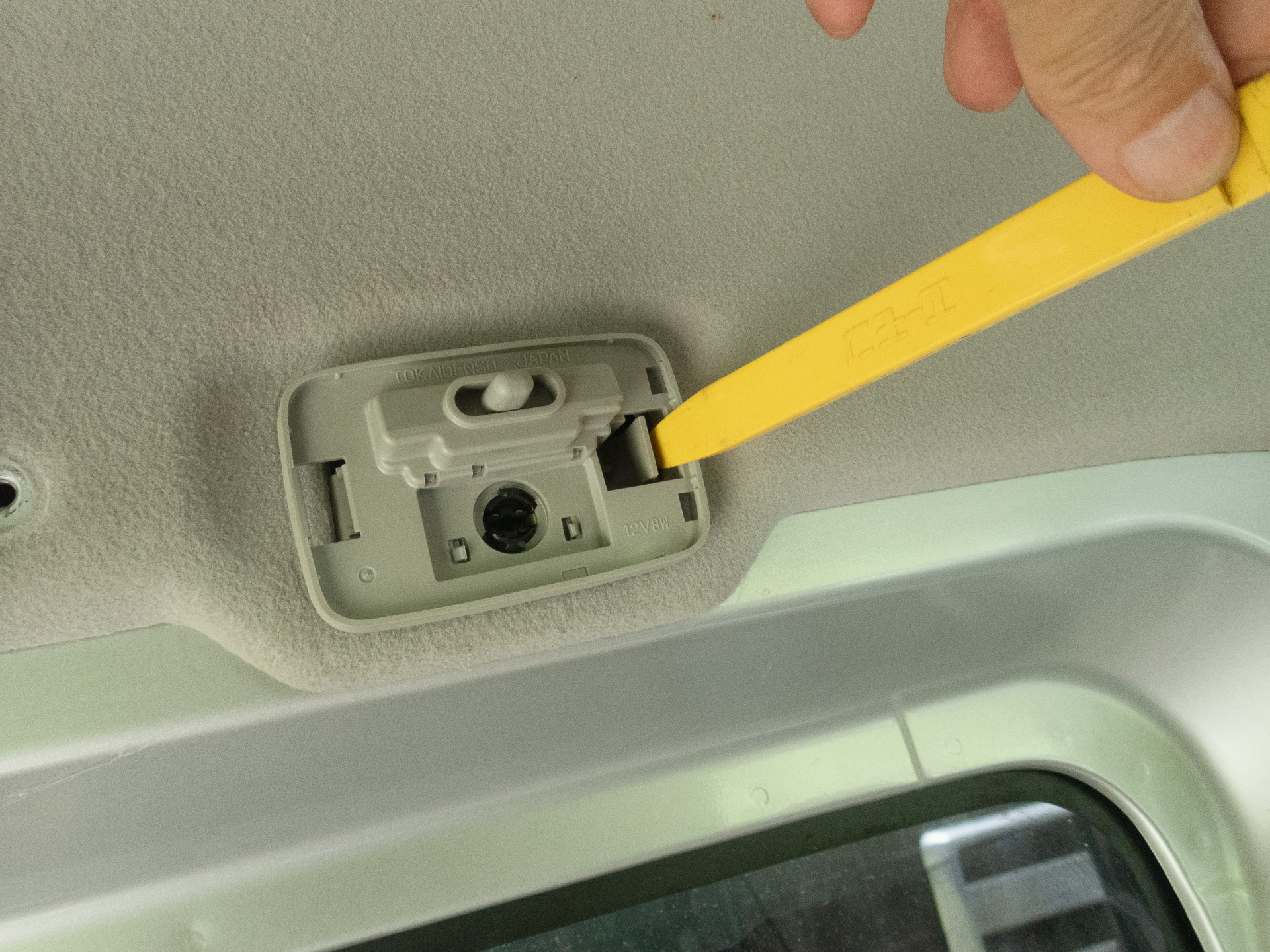 ルームランプは内部右側にフックがある