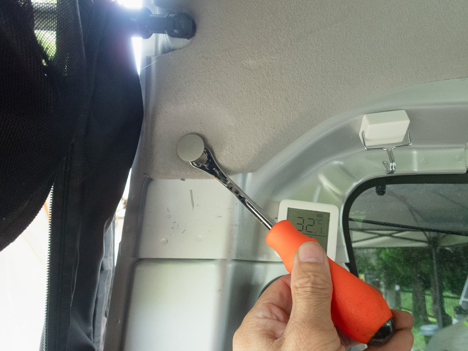 内張を止めるクリップは二股になった内装剥がしツールを使う