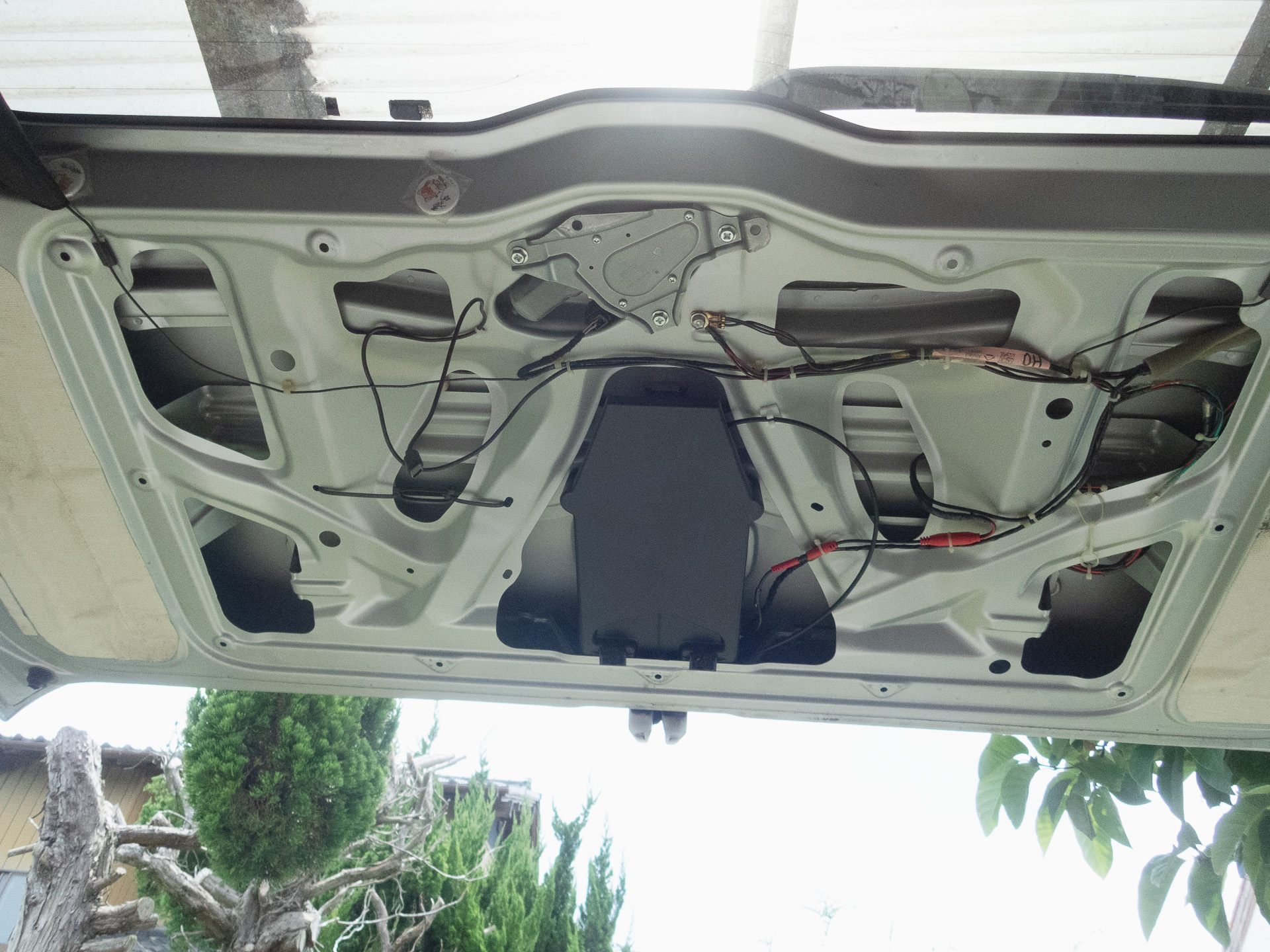 リアゲート内張も外す