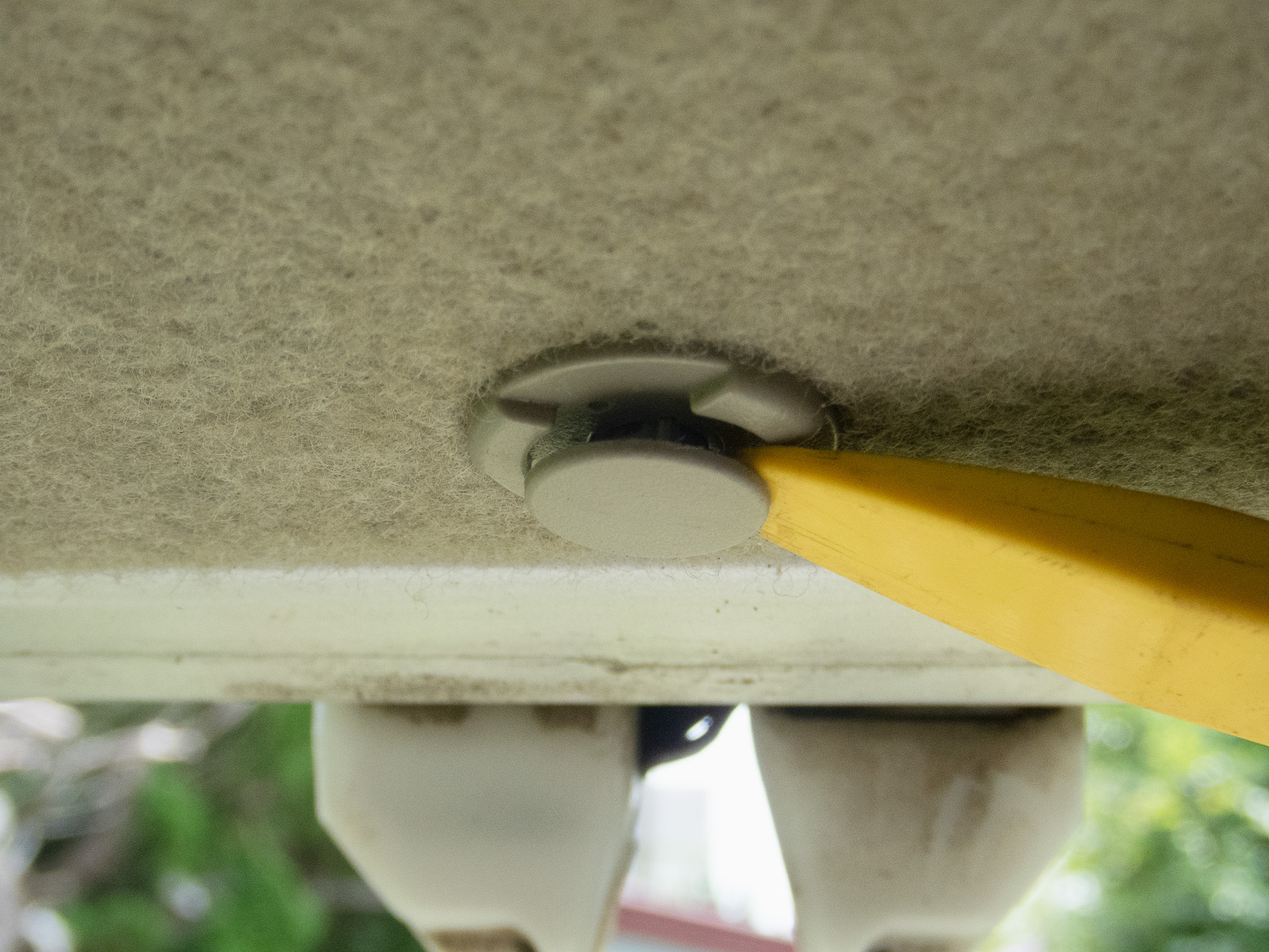 リアゲート内張を止めるクリップは軽く引き上げてから全体を外すタイプ