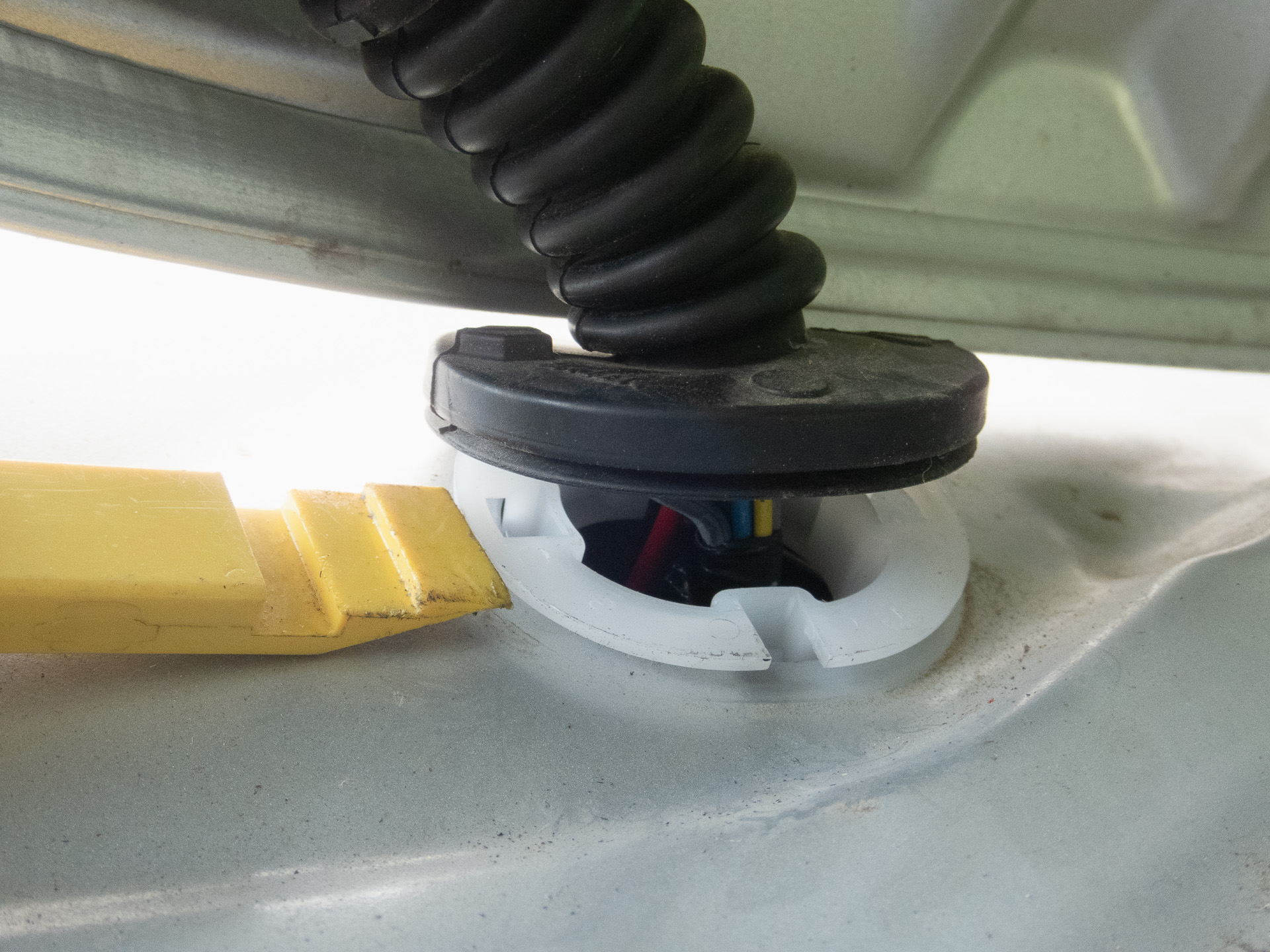 車体とリアゲートを繋ぐゴムパイプ。この中に配線を通す