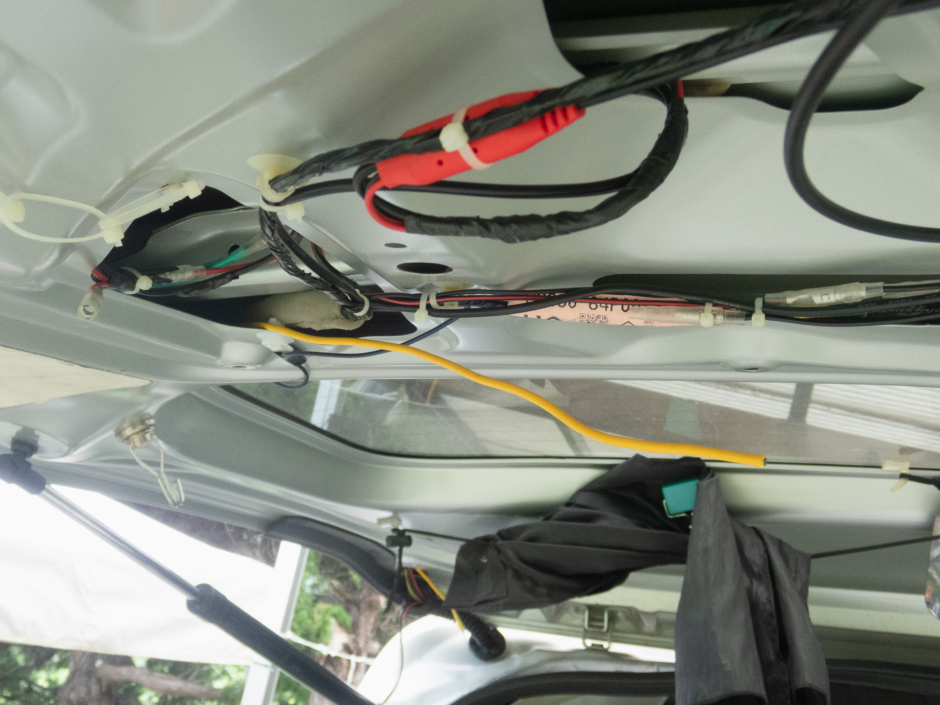 リアゲート開口部から配線ガイドを通す