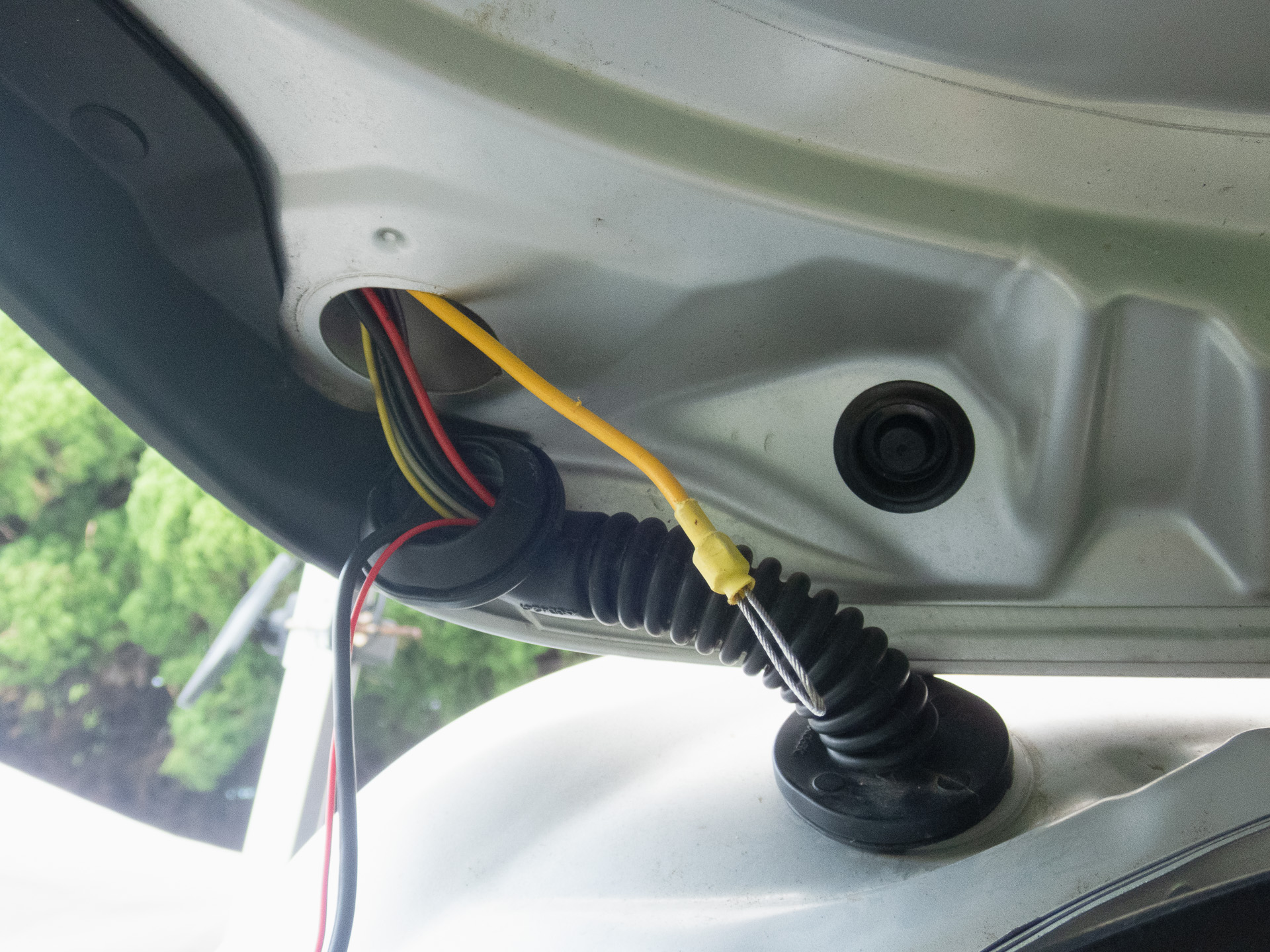 リアゲート上部にあるゴムパイプ接続穴に配線ガイドが通ったところ