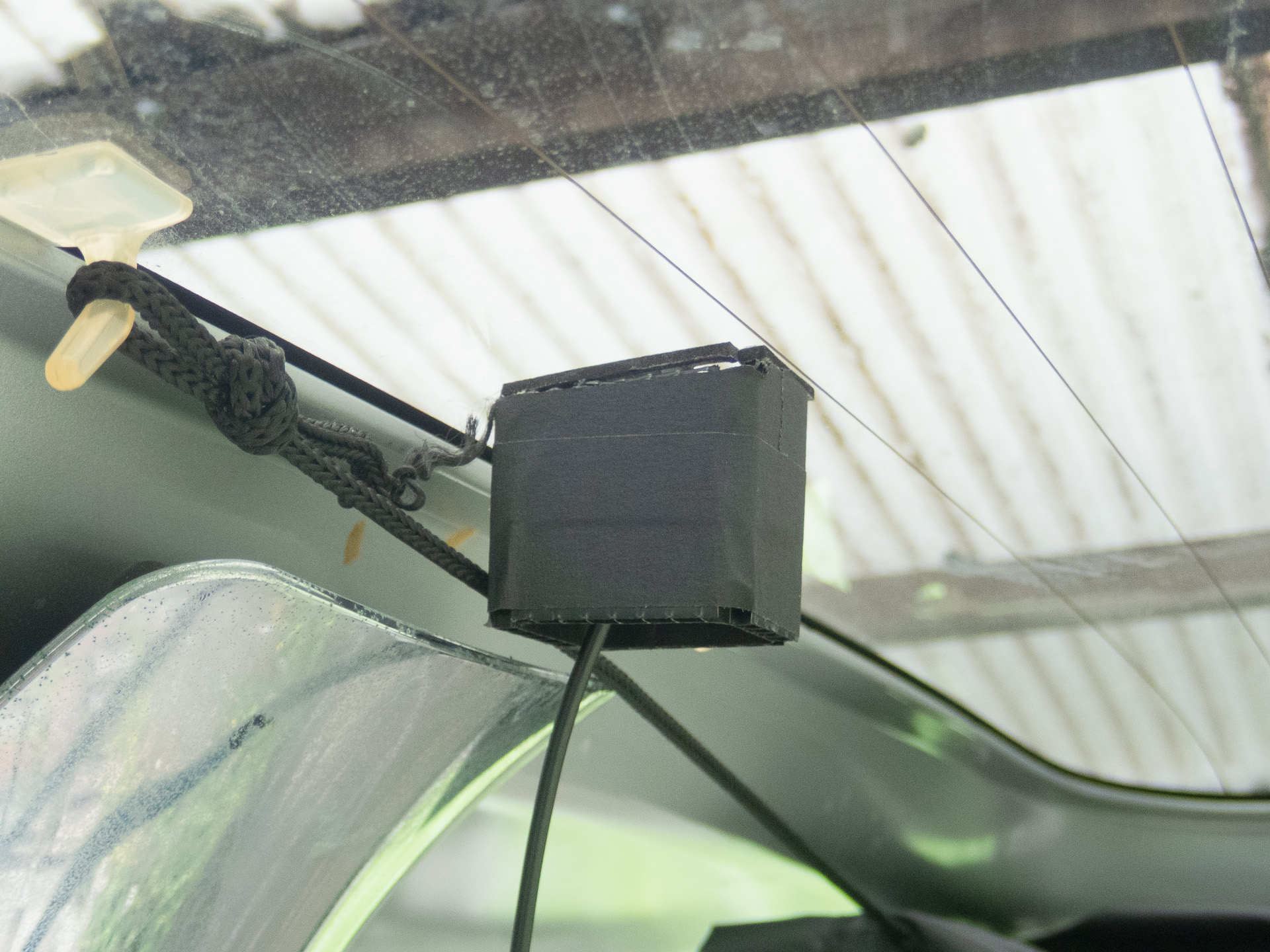 両面テープでリアガラスに貼り付け