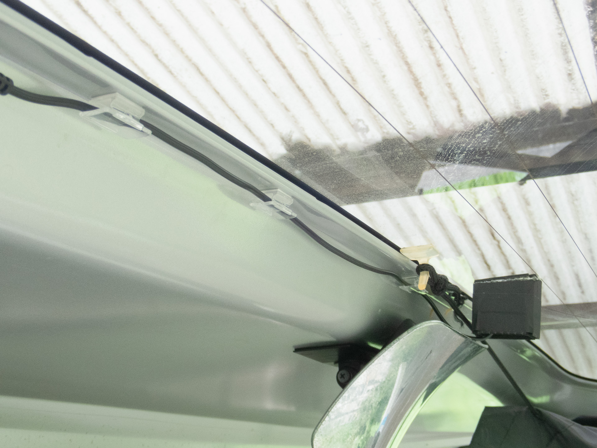 外に出てしまう配線はコードフックでまとめる