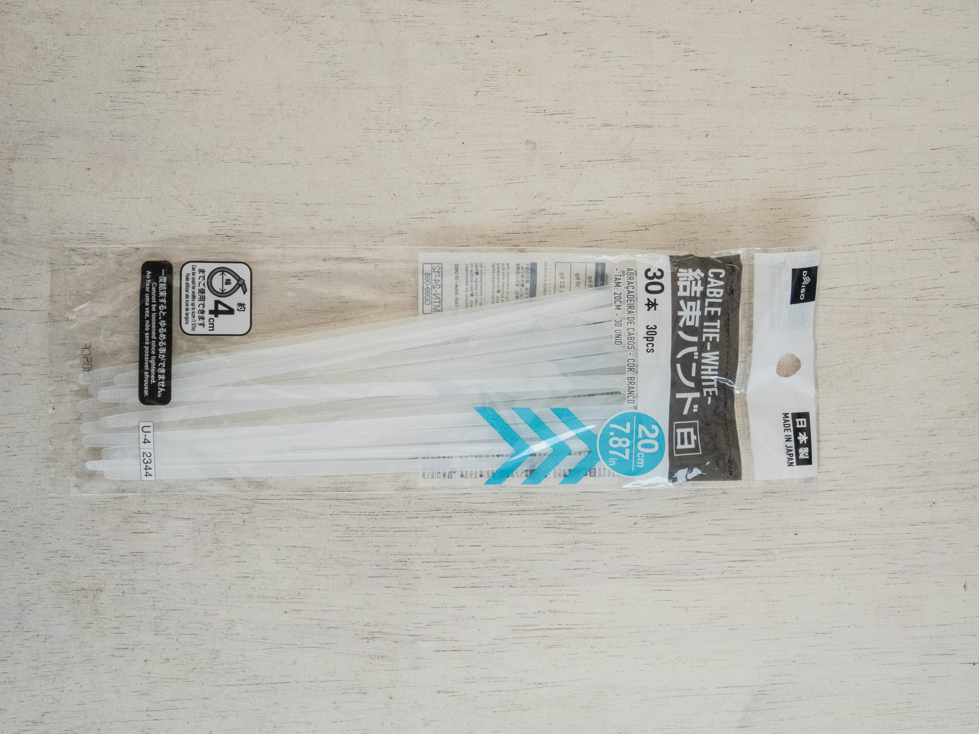 見えないところで配線をまとめるには結束バンド。こちらも常にストックしておく