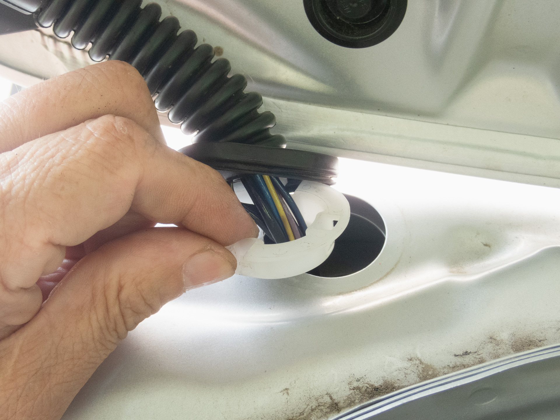 戻す時には一度プラスチックパーツを外す