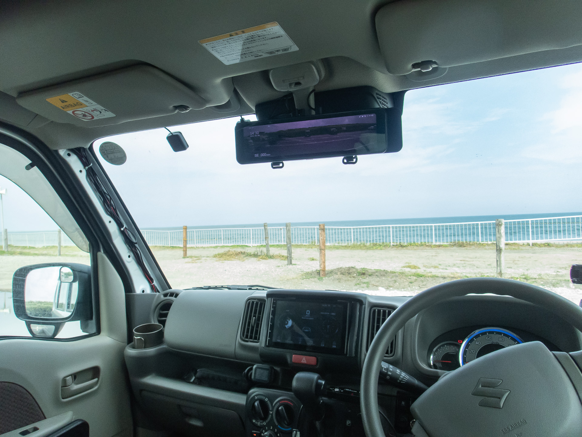 ミラータイプで視界スッキリ。サンバイザーにも干渉しない