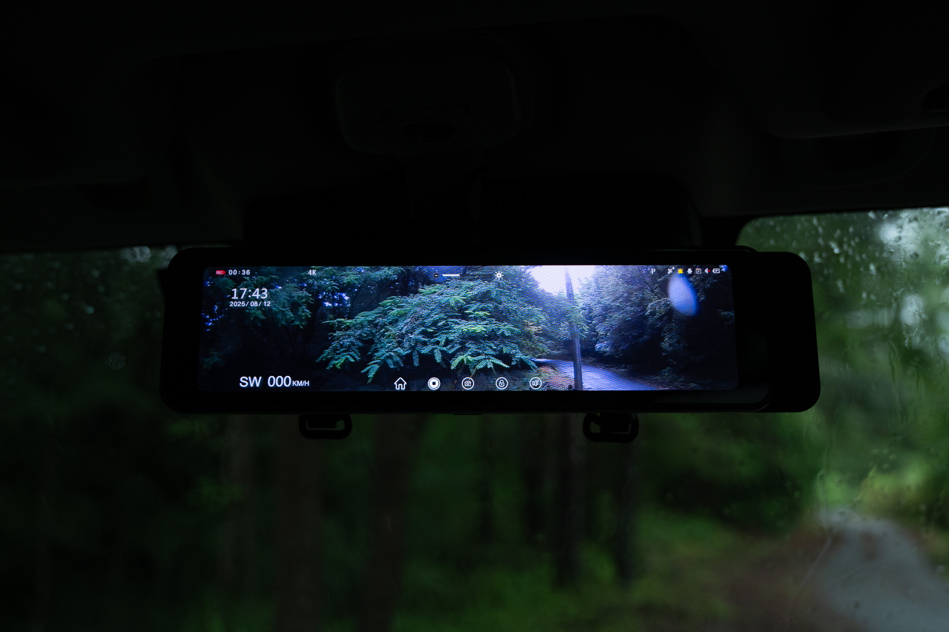 夕方リアカメラの見え方。輝度差が大きいと白トビするがシャドウ部はしっかり見えている