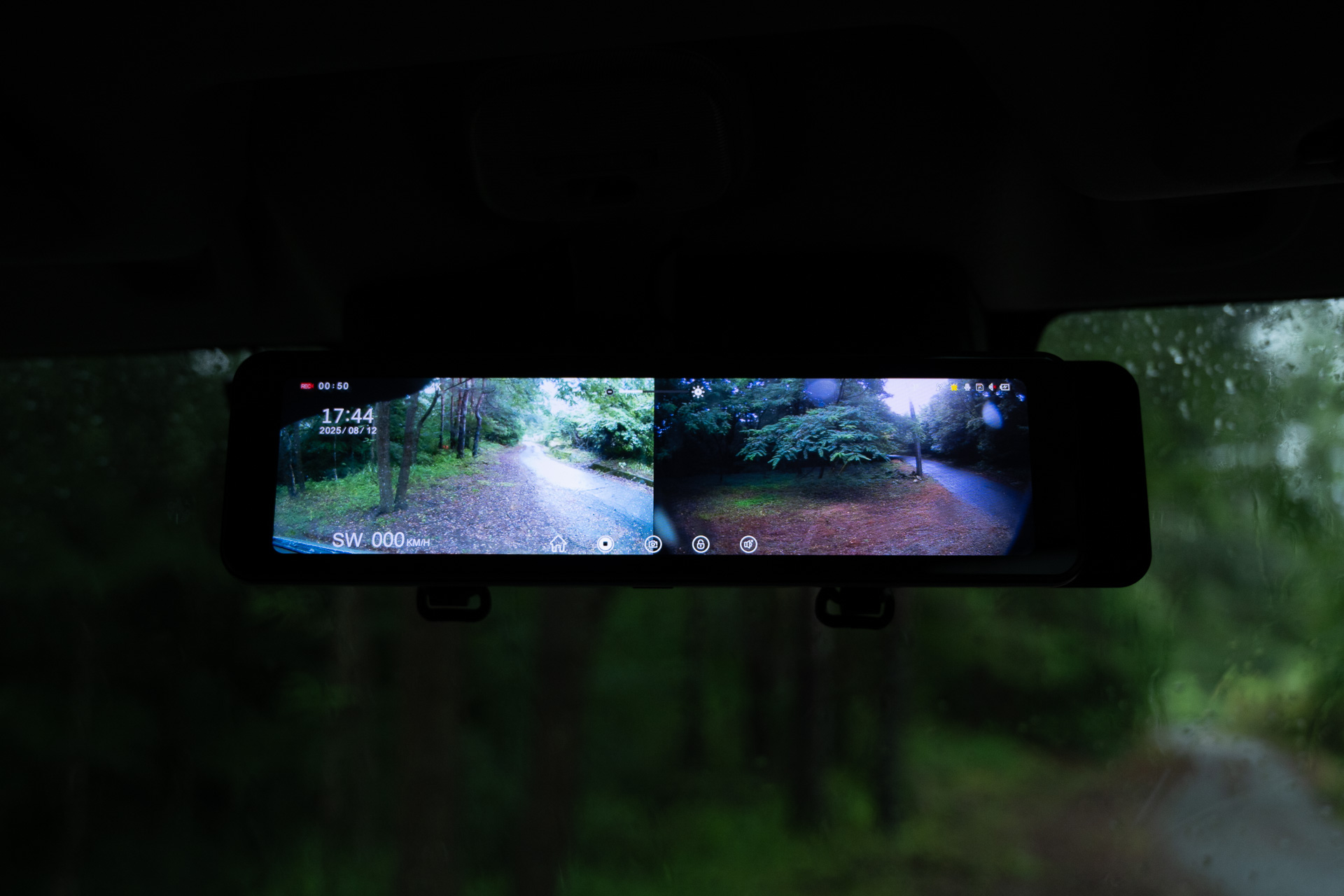 前後2画面表示。フロントカメラの方が明るく自然な色合い。リアカメラは赤みが強く、暗い