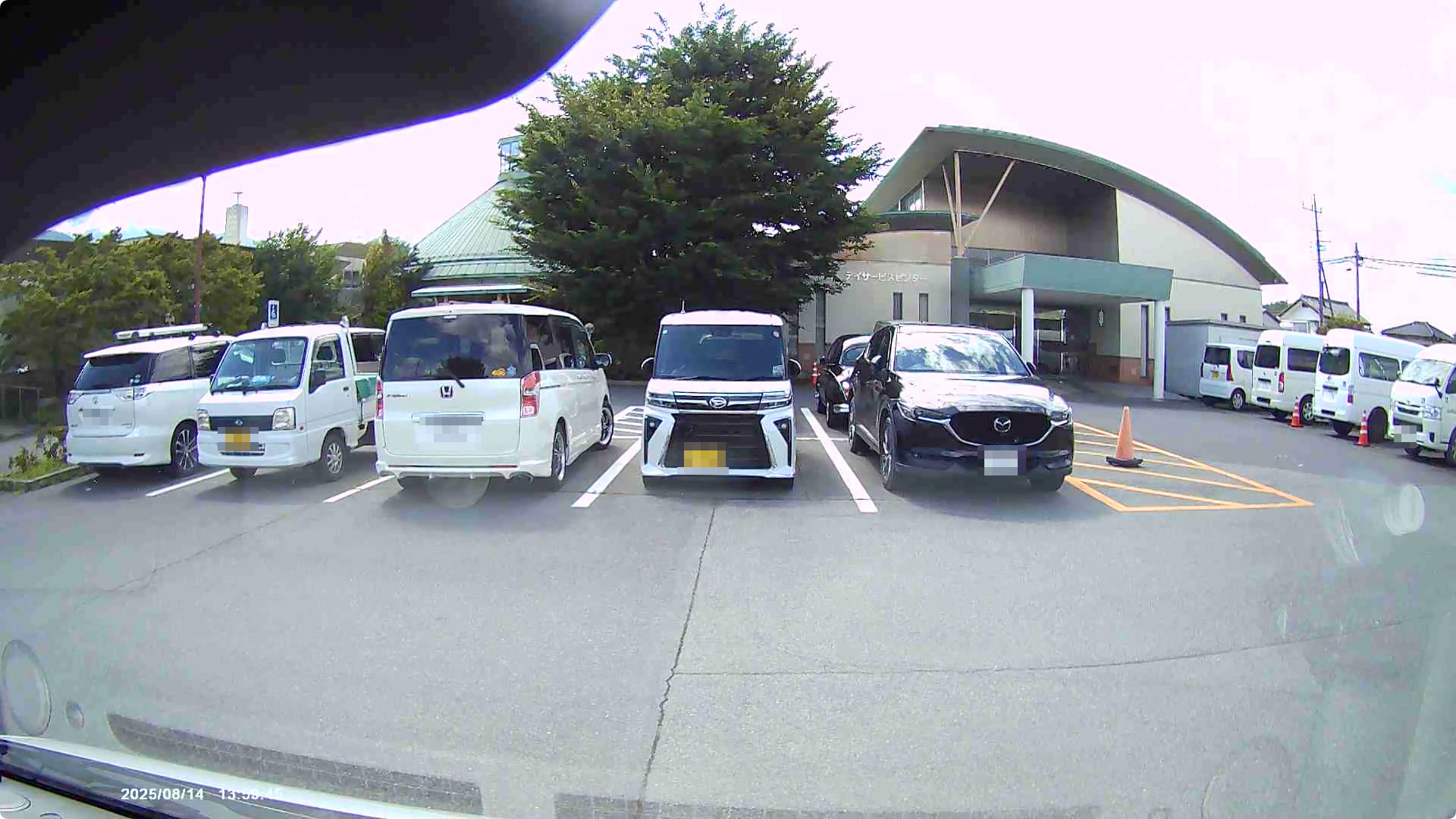 フロントカメラ日中。ナンバーにはモザイク処理