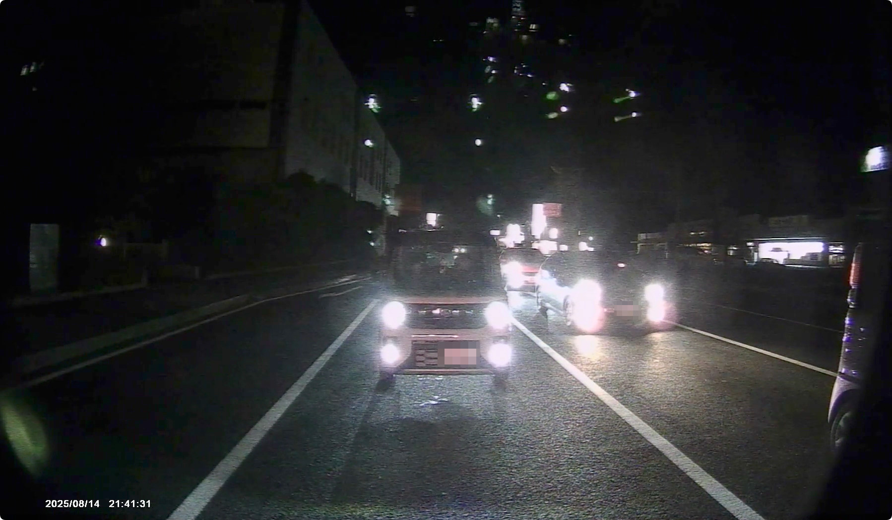 リアカメラ夜間。ナンバーにはモザイク処理