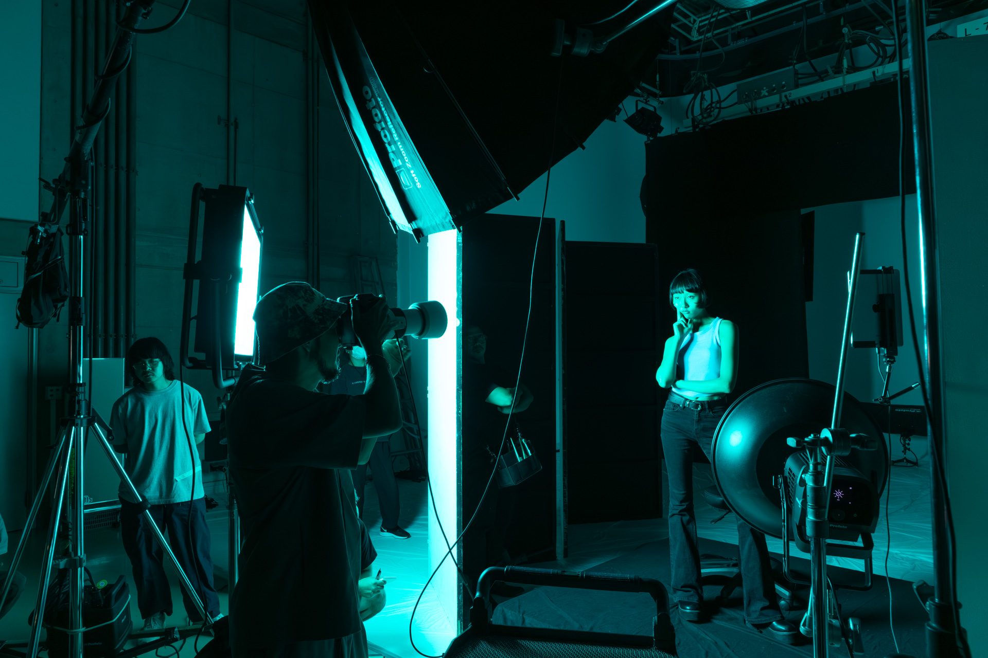 上のリフレクターがキーライト。左奥がシアンに設定したLEDライトの「Profoto ProPanel 3×2」。右手前のビューティーディッシュは使用していない