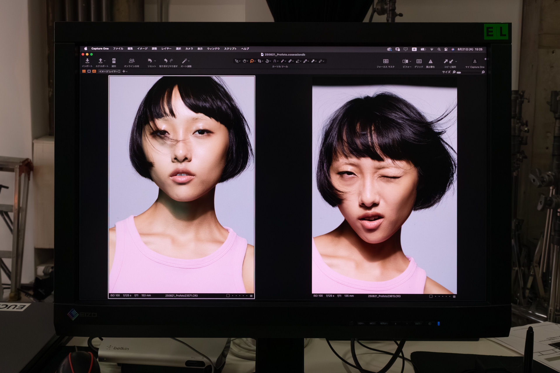 LEDでシアンを加えたもの（左）は、キーライトのみで撮影した写真（右）よりも暗部の赤黒さが軽減している