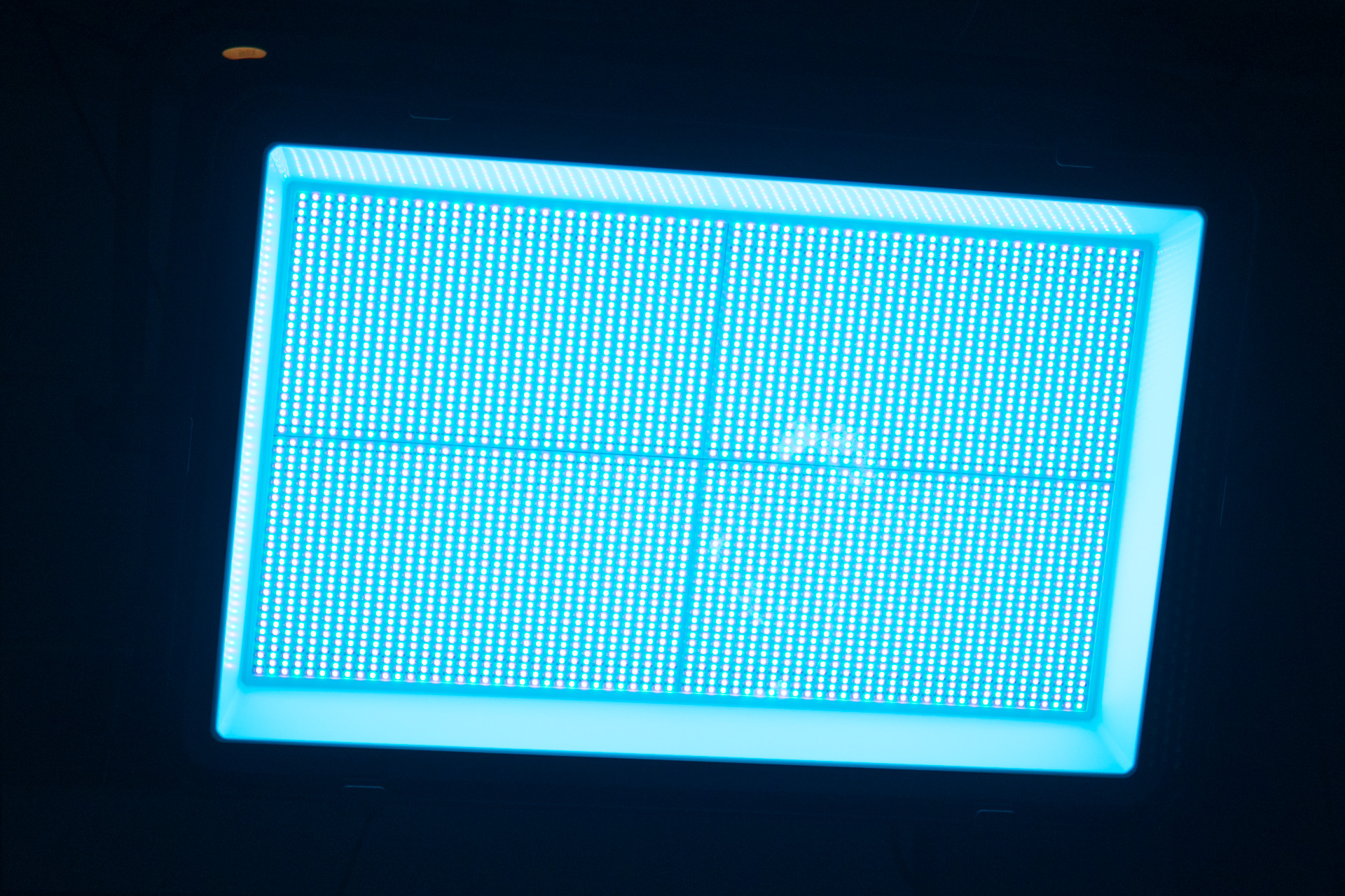 ProPanel 3×2の発光面。RGBWWのチップを採用し、光の質が良いそうだ