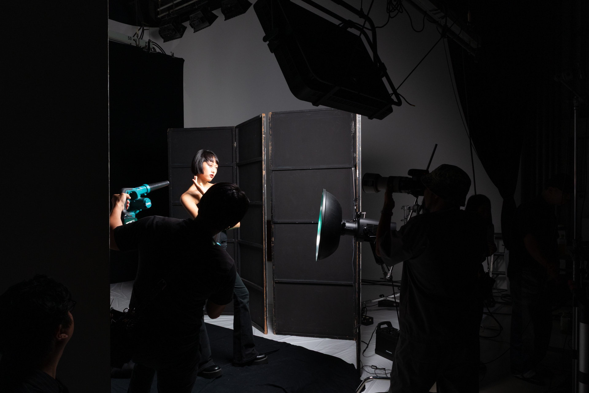 右手のビューティーディッシュにLEDの「Profoto L600C」を付けてシアンを加えるパターンも見せてくれた。