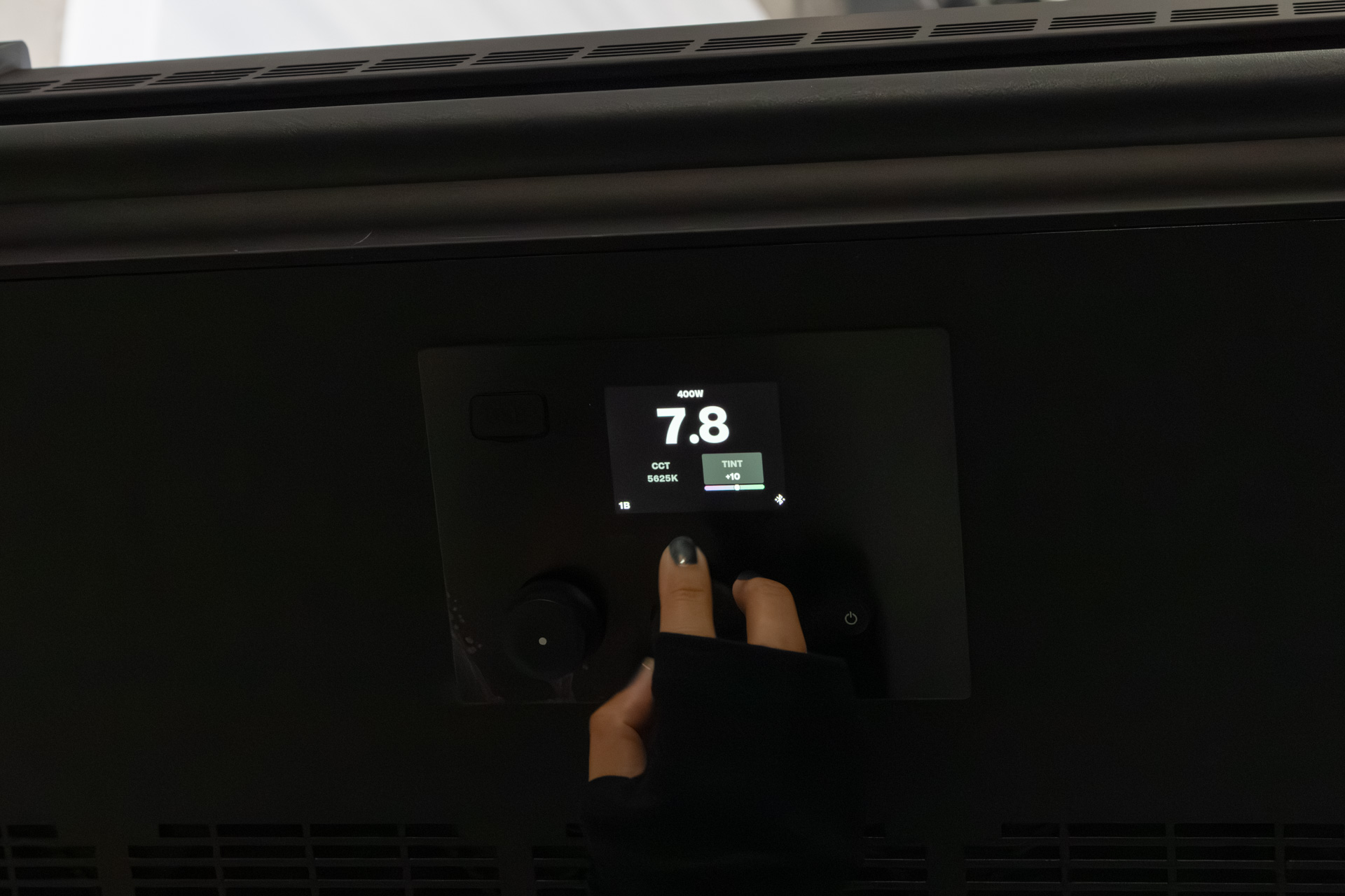 ProPanel 3×2の背面にはProfoto製品でおなじみの操作系がある