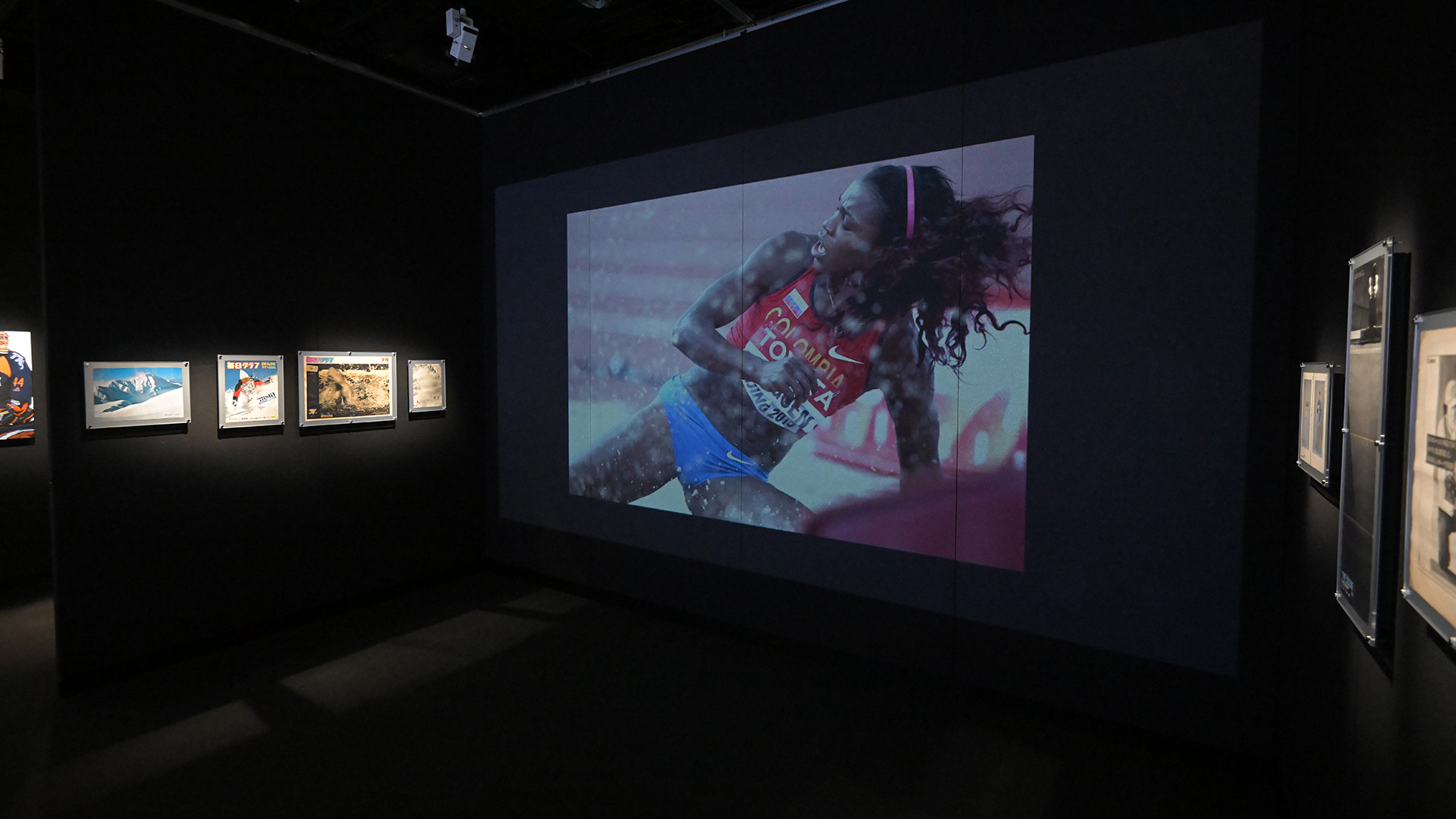 プロジェクターではプリントでは伝えきれなかった100点近い作品が展示されている