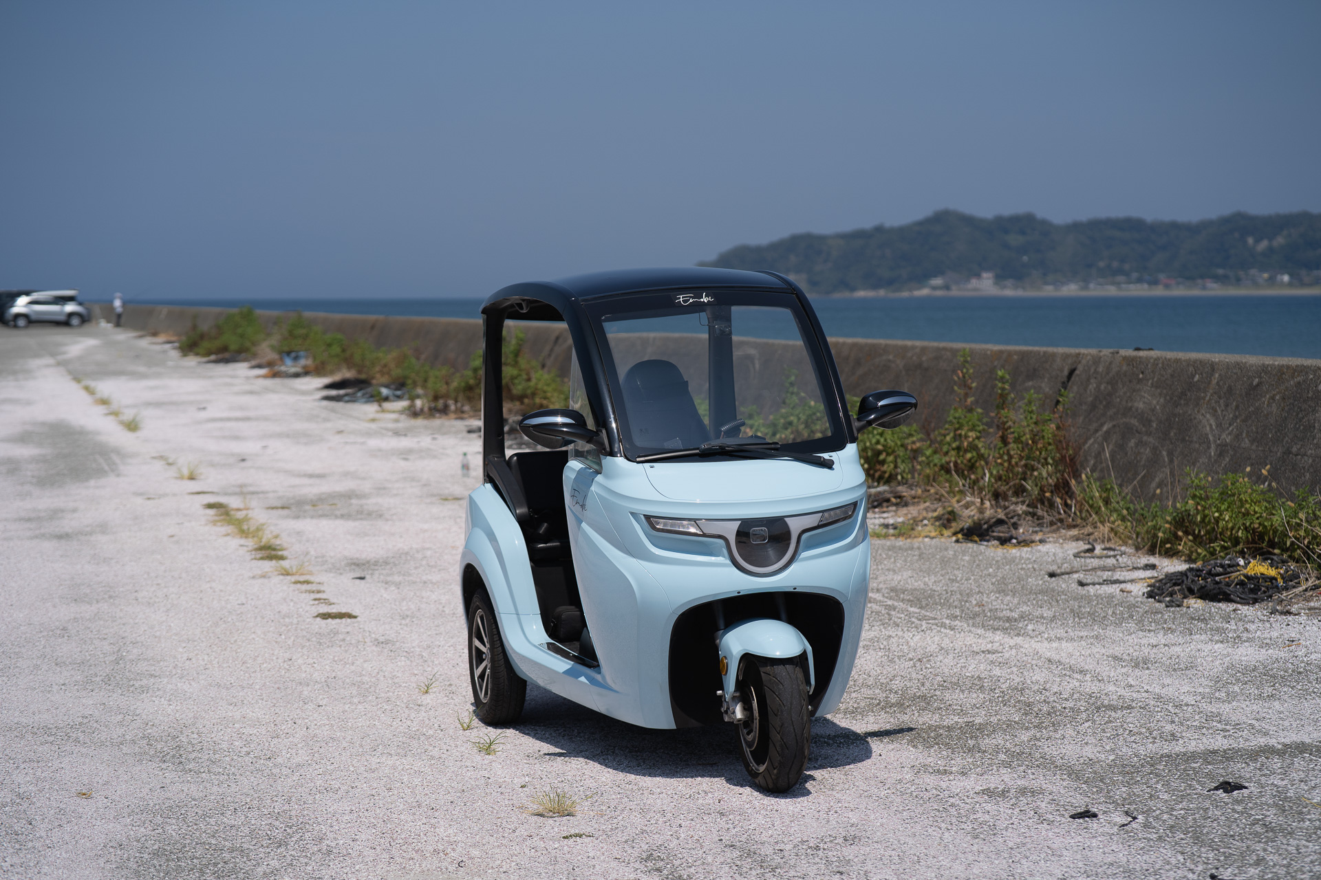 ふっくらとした塊の中にエッジラインをあしらった現代的なフロントビュー