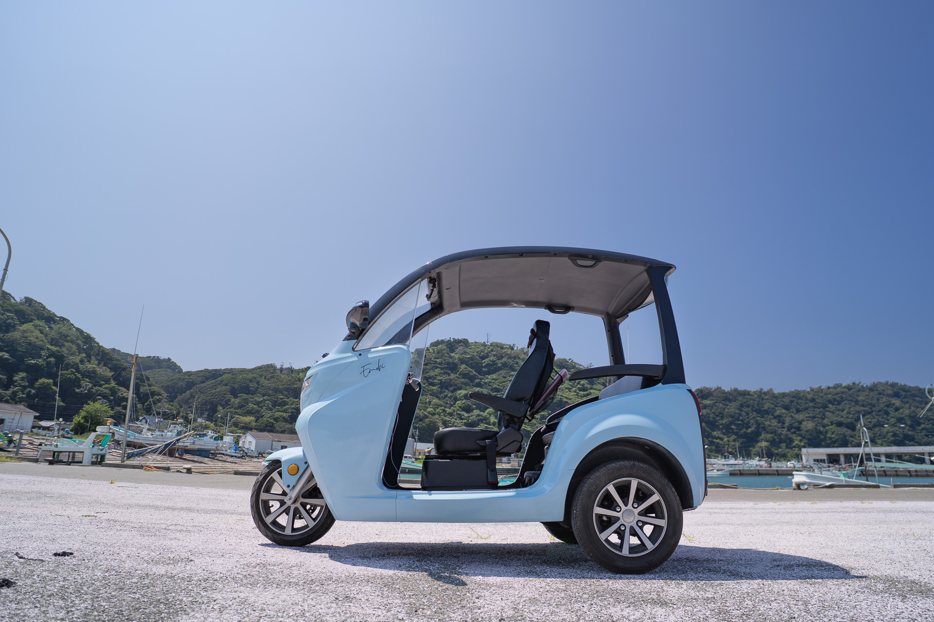 サイドビューはゴルフカートのようでもある。フロントシートは僕（身長171cm）にちょうどの位置。