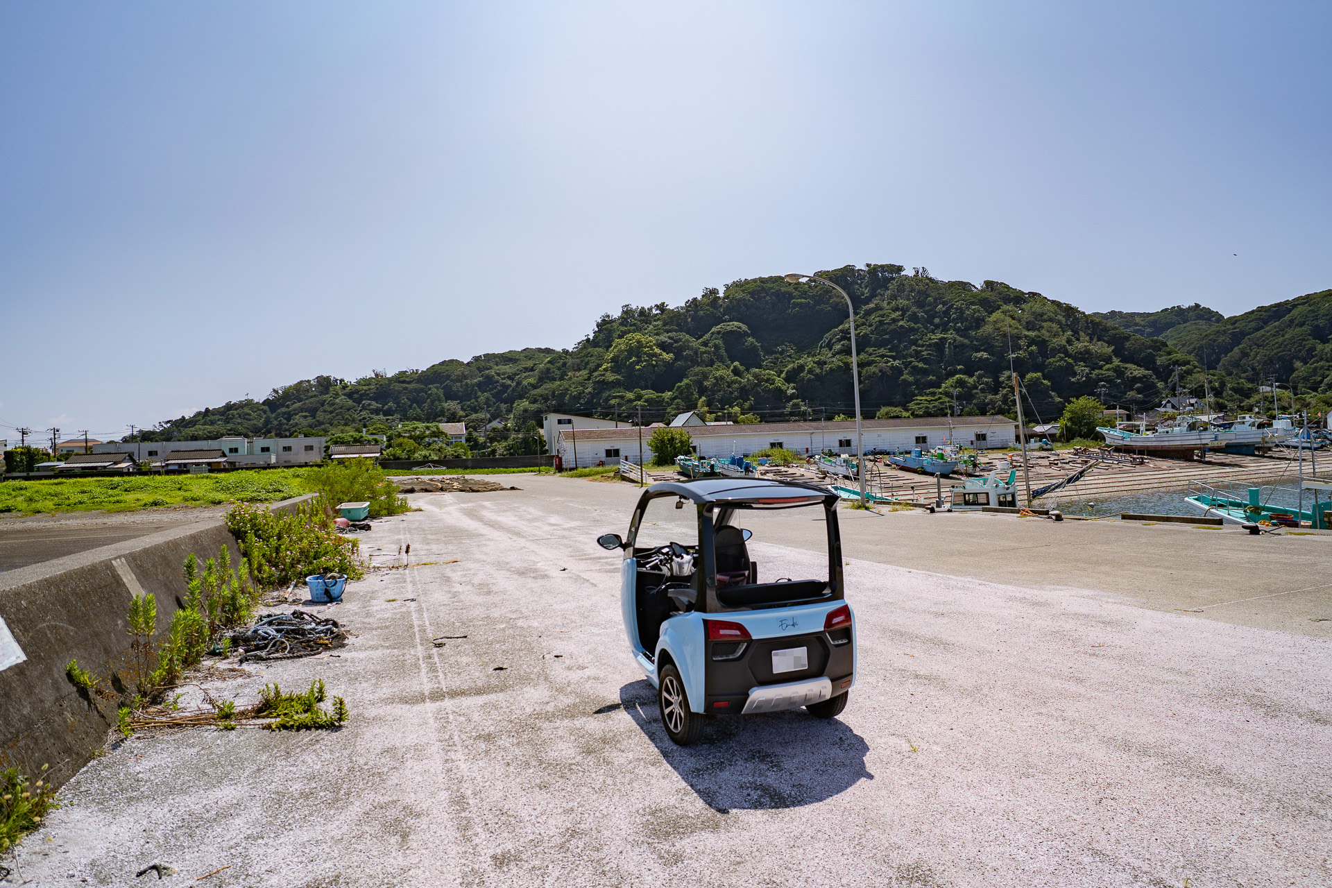 リアビューも現代的デザインだがなぜか懐かしく感じる。3輪であることを意識させるアングルだからか