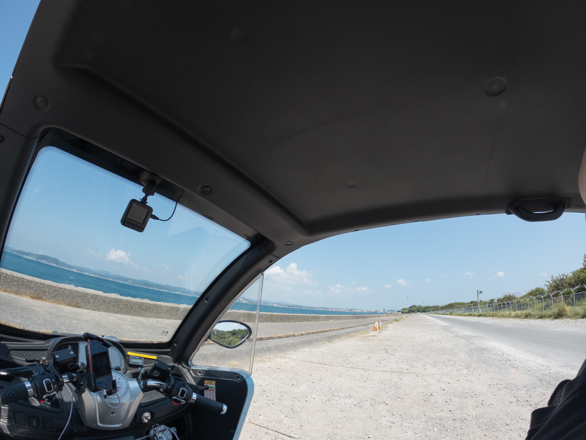 横も素通し。走行中も停車中も風が吹き抜けてゆき心地いい