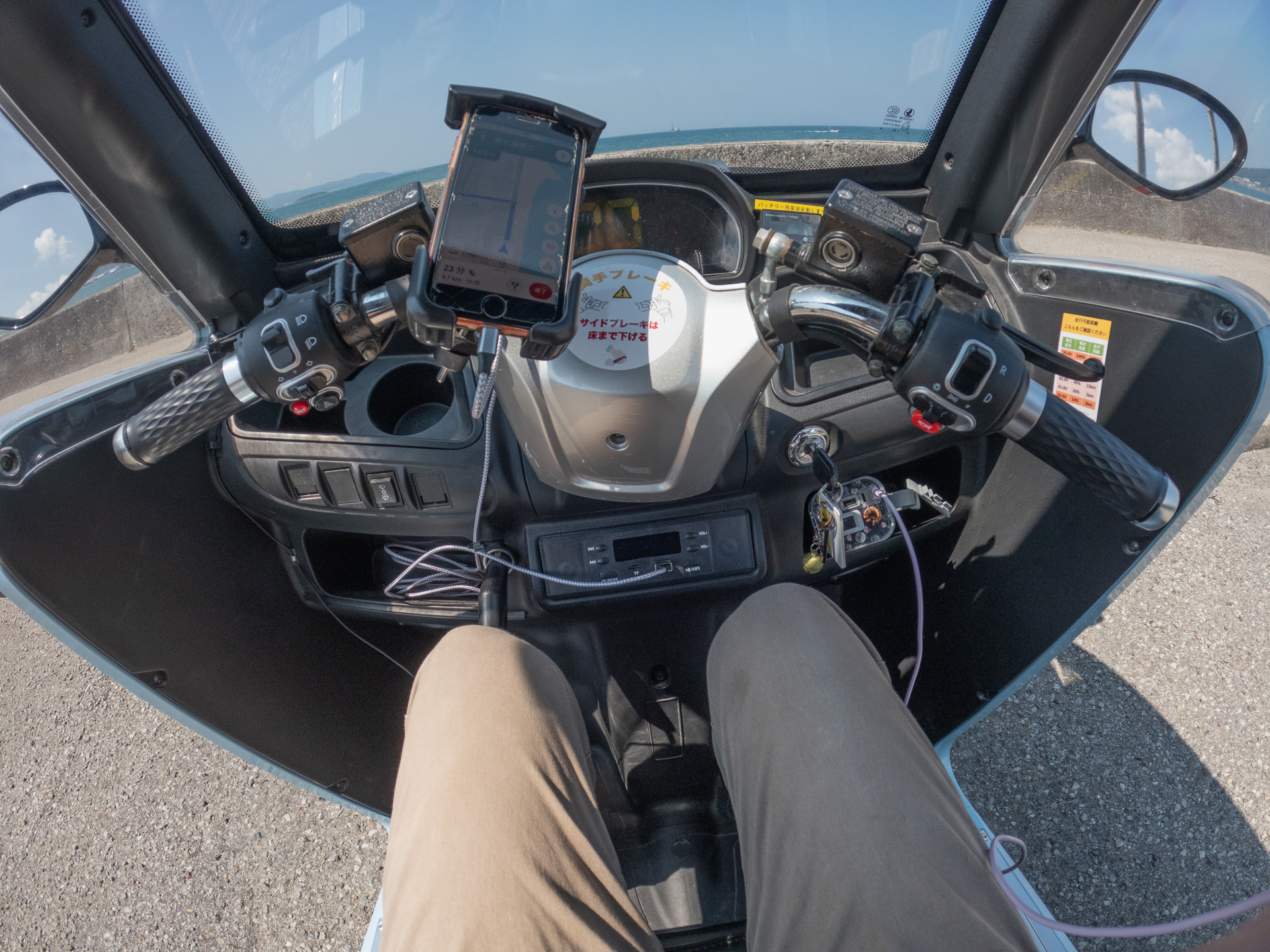 足元はちょっと狭い。小物を入れるスペースは多く便利だ