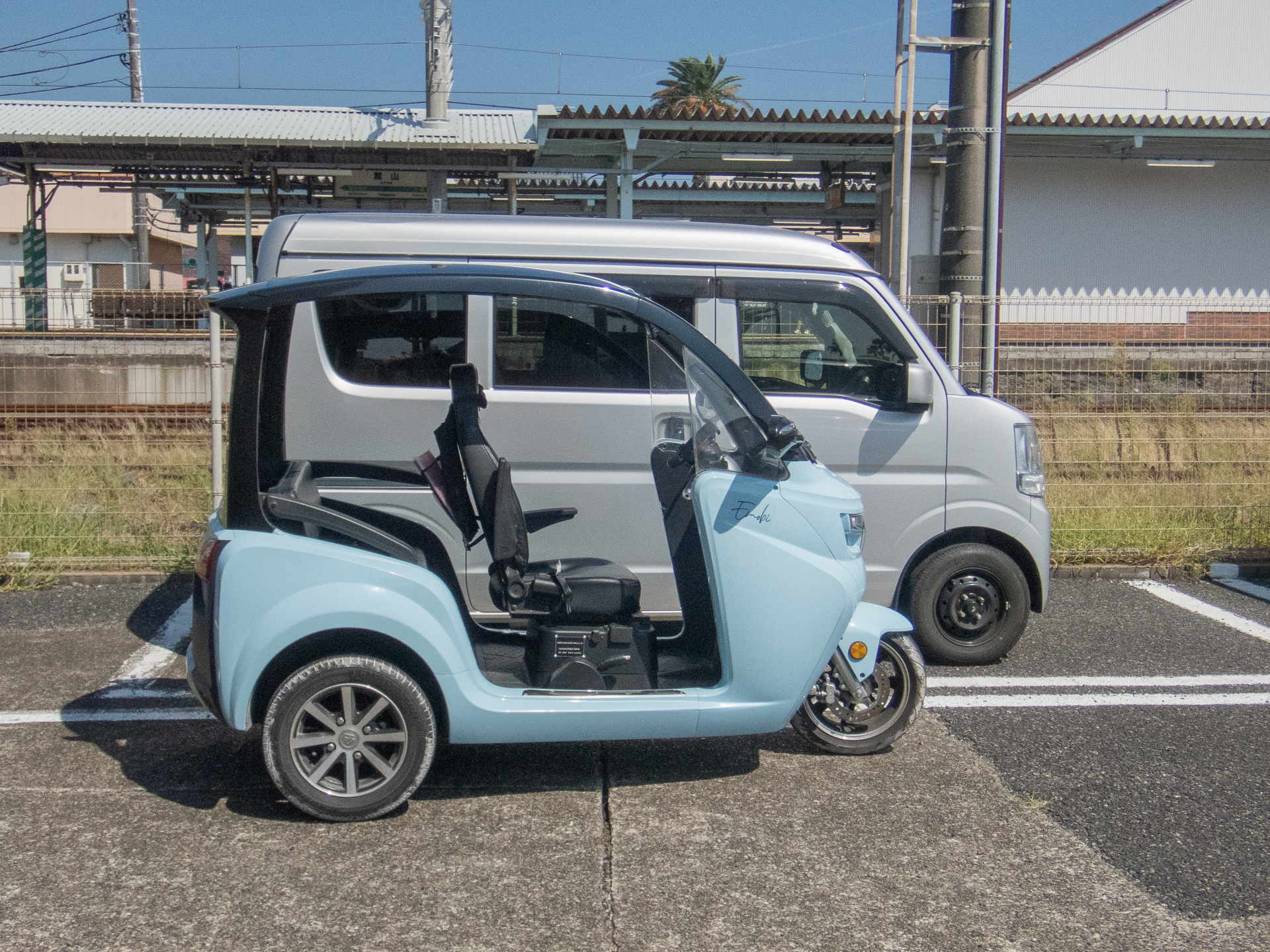 軽自動車と比べても全長は１mほど短い。