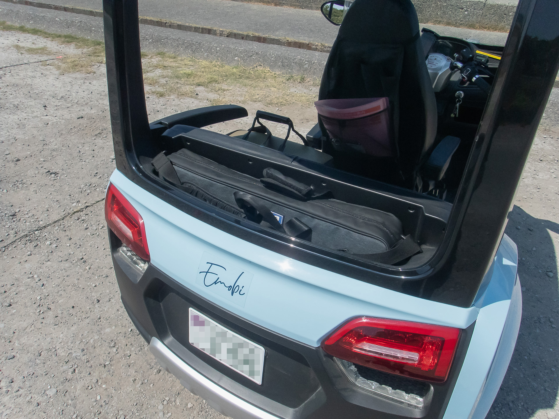 最後部には細長い収納スペース。全長85cmの三脚がすっぽりと収まった。しかし、この場所はゴム紐で固定するなど工夫しないと荷物は振動で落ちてしまうだろう