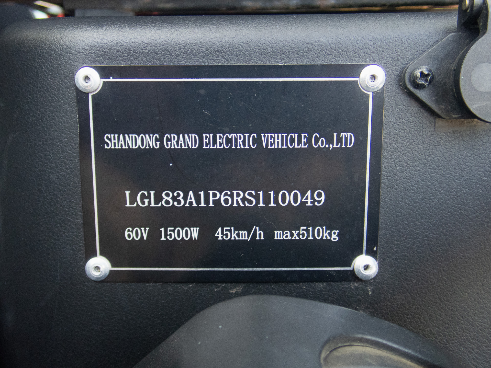 運転席脇に貼られたコーションプレート。モーターの仕様のほか、数値はシリアルナンバーだろうか