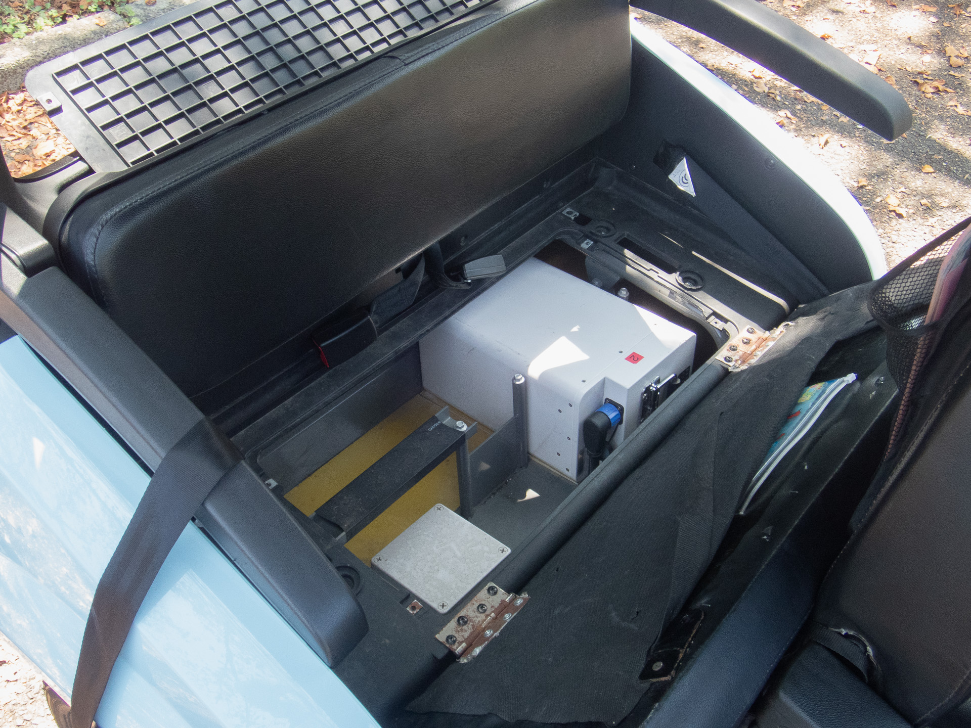 奥の白い物体がバッテリー。バッテリールーム自体には余裕がある