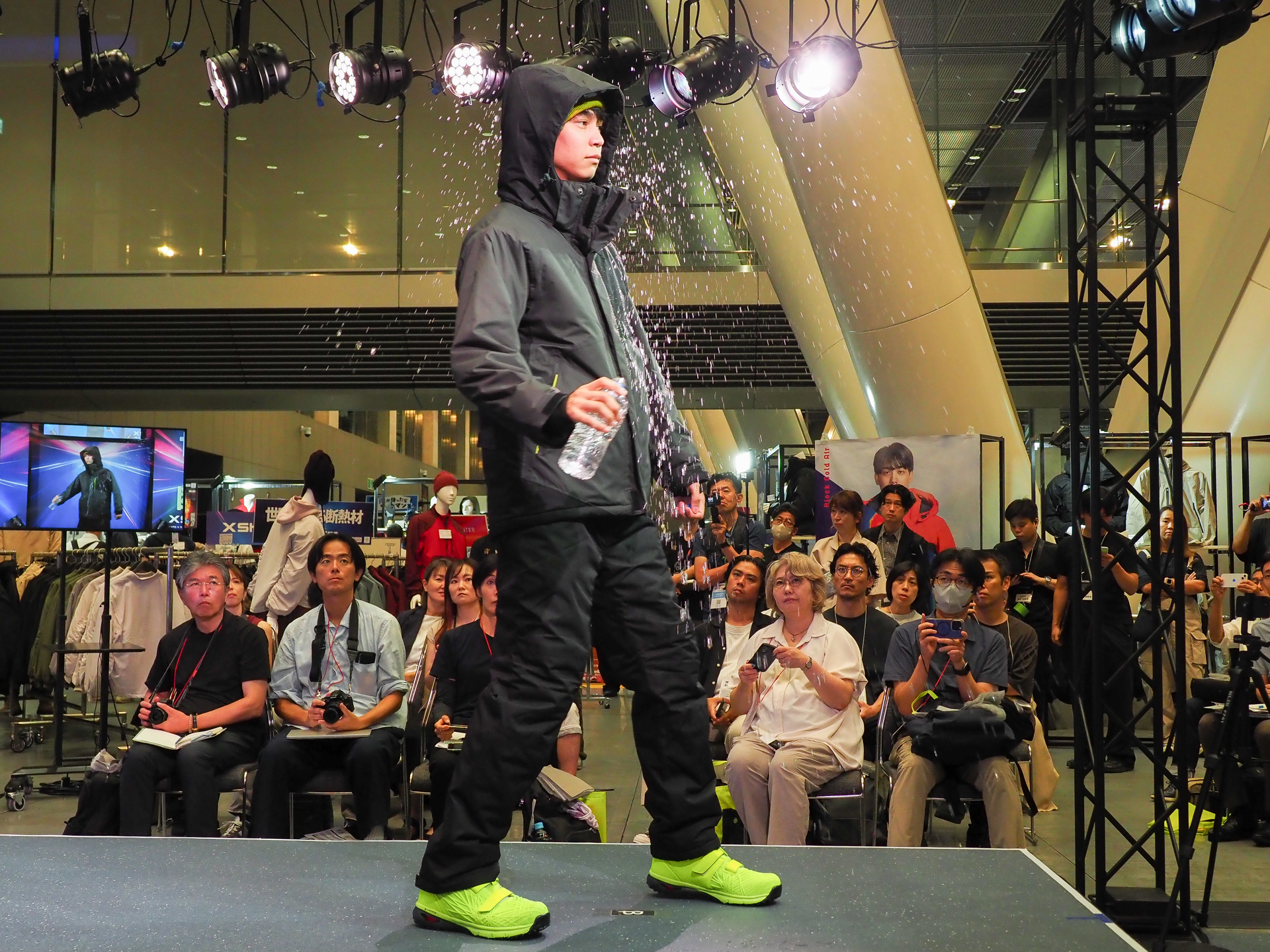 ステージではミニファッションショーも開催。モデルが製品に水をかけ、防水性もアピール