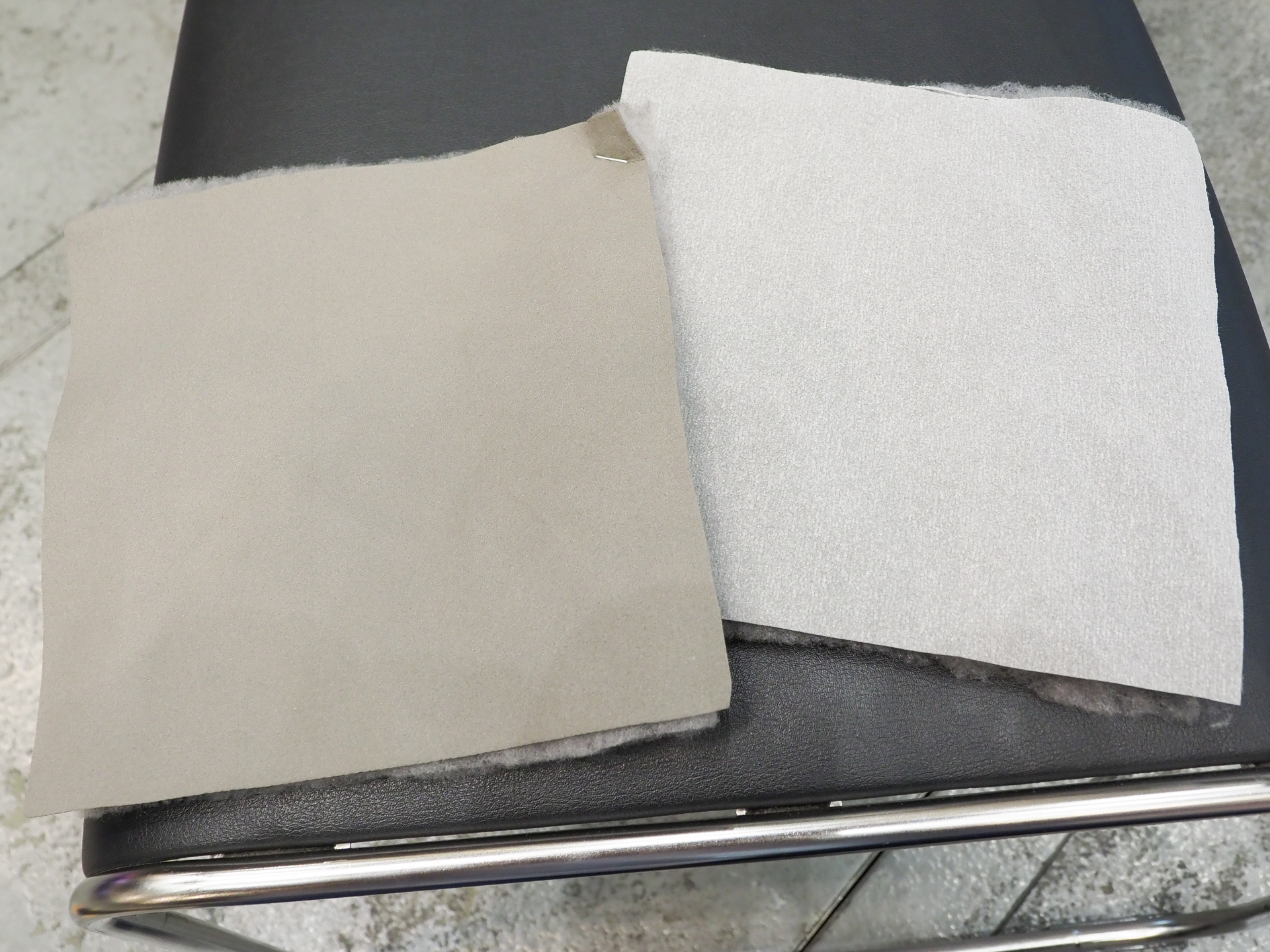 断熱シート（左がβ、右がα）と中綿を組み合わせて製品内部を構成。αは基本的に中綿を組み合わせて使用しているが、βについては中綿なしで使用する製品もある。これはβが断熱シートのみ断熱性能20％アップを果たしたから実現したこと。この素材の組み合わせによって、製品に使用シーンに応じた性格付けをしている