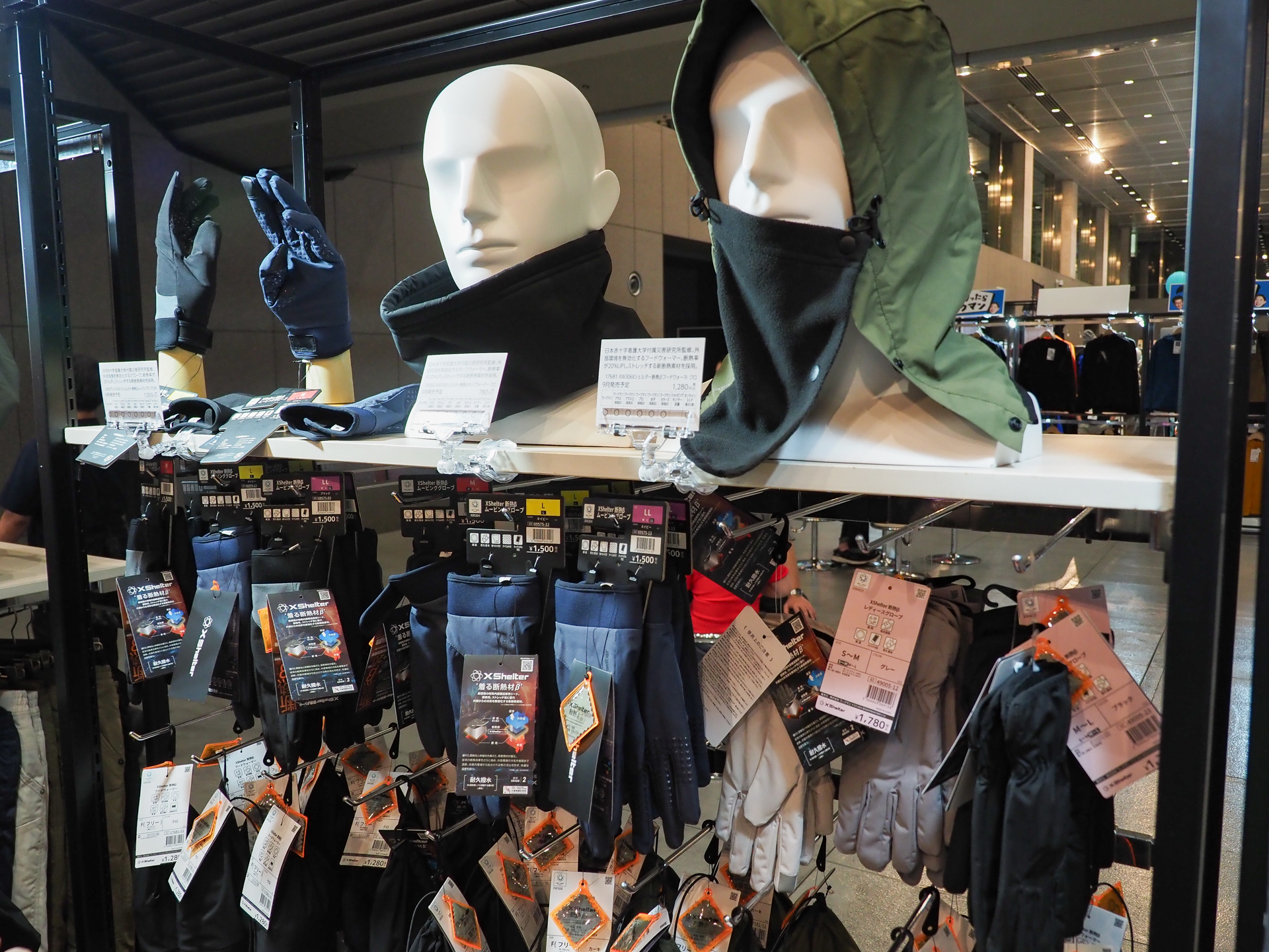 断熱シートを使用した製品としてグローブやネックウォーマーもラインアップ。