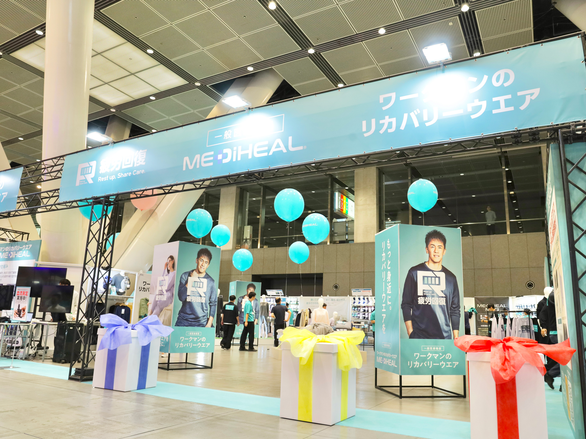 主力製品として押し出す「MEDIHEAL」は、会場内でもひと際大きなブースを構えていた