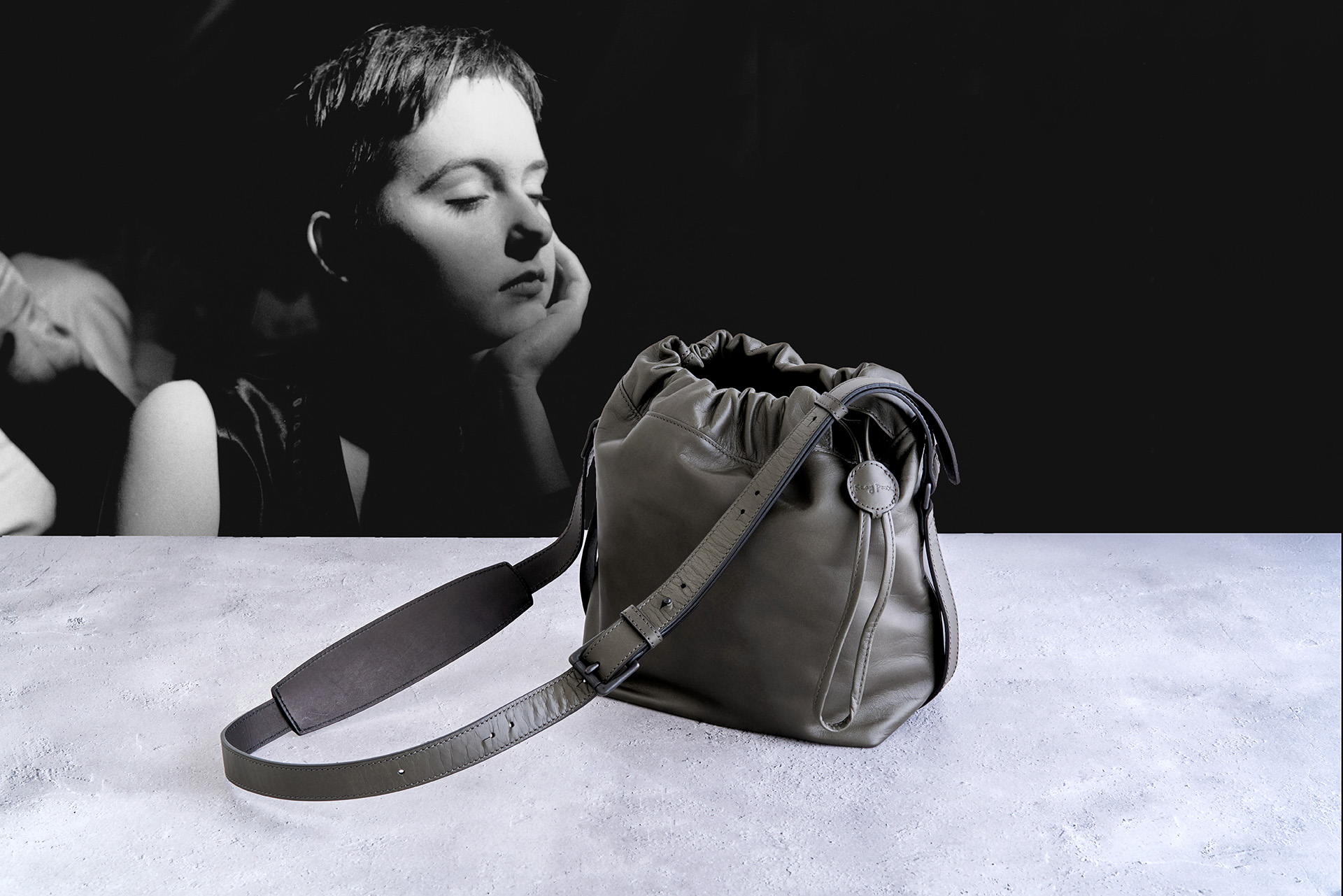 「MICHELLE」フルホースハイドレザーブラックブラス（オリーブグリーンペイント）