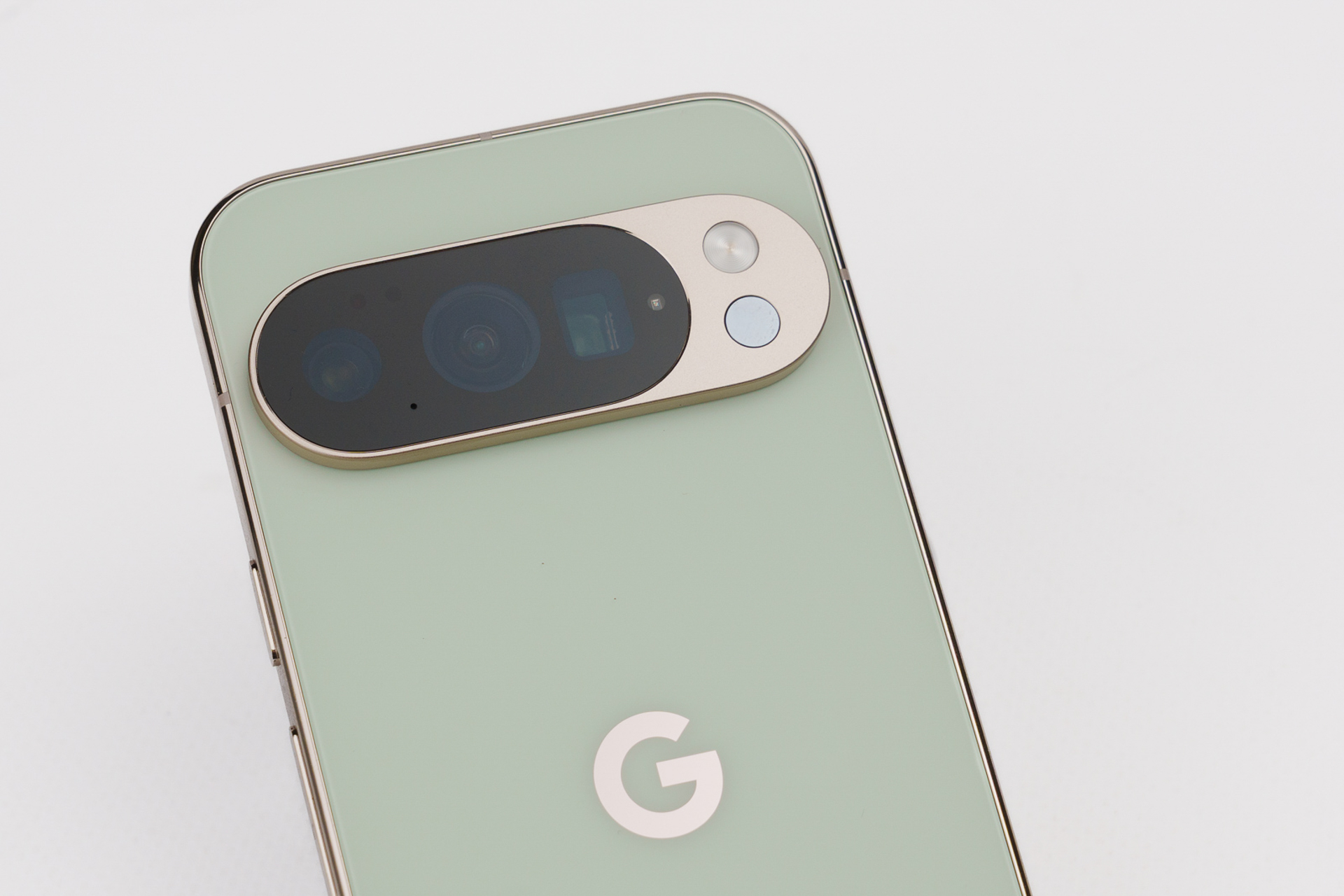 Pixel 10 Proのカメラバー。3つのカメラが配置されている